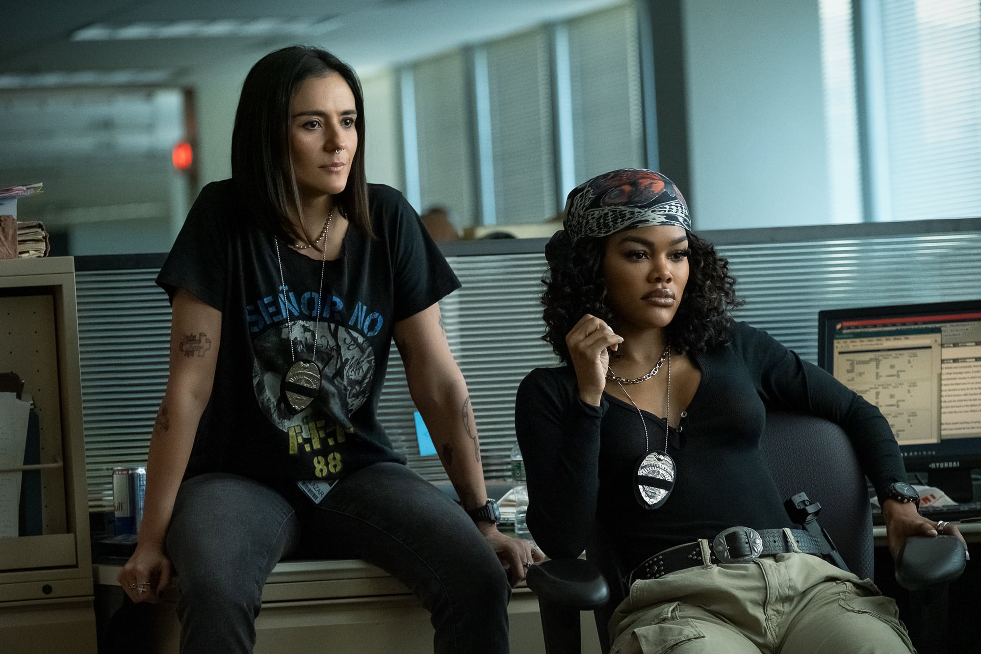 Catalina Sandino Moreno como la detective Lolo Salazar y Teyana Taylor en el film The Rip