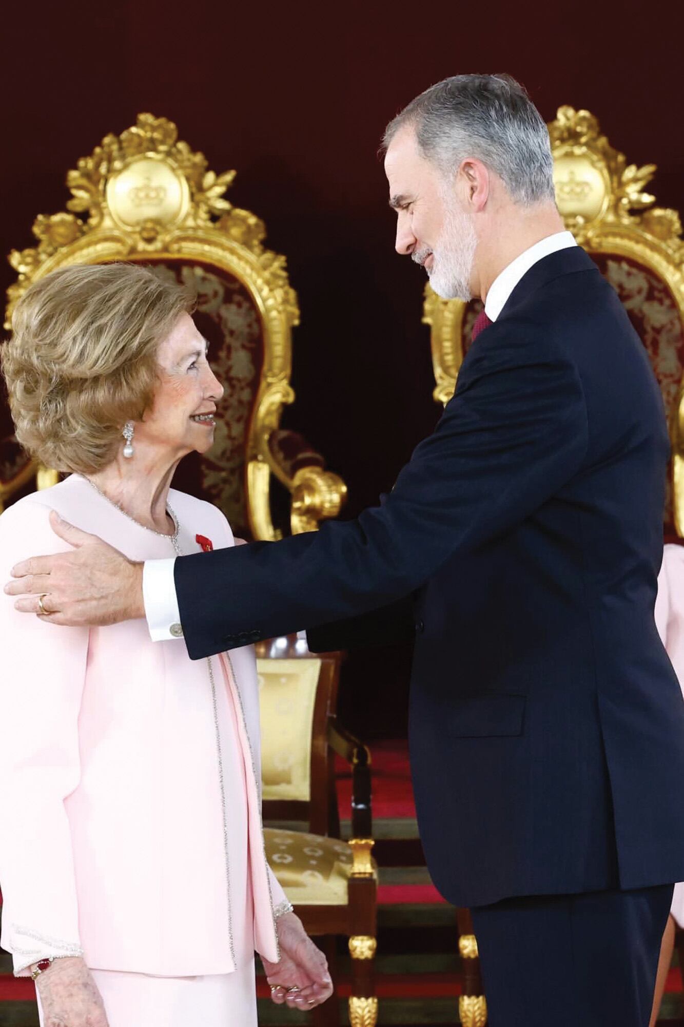 La reina emérita Sofía mira a los ojos a su hijo luego de que él le colocara el broche de la Insigne Orden del Toisón de Oro, la máxima condecoración que entrega la Corona española