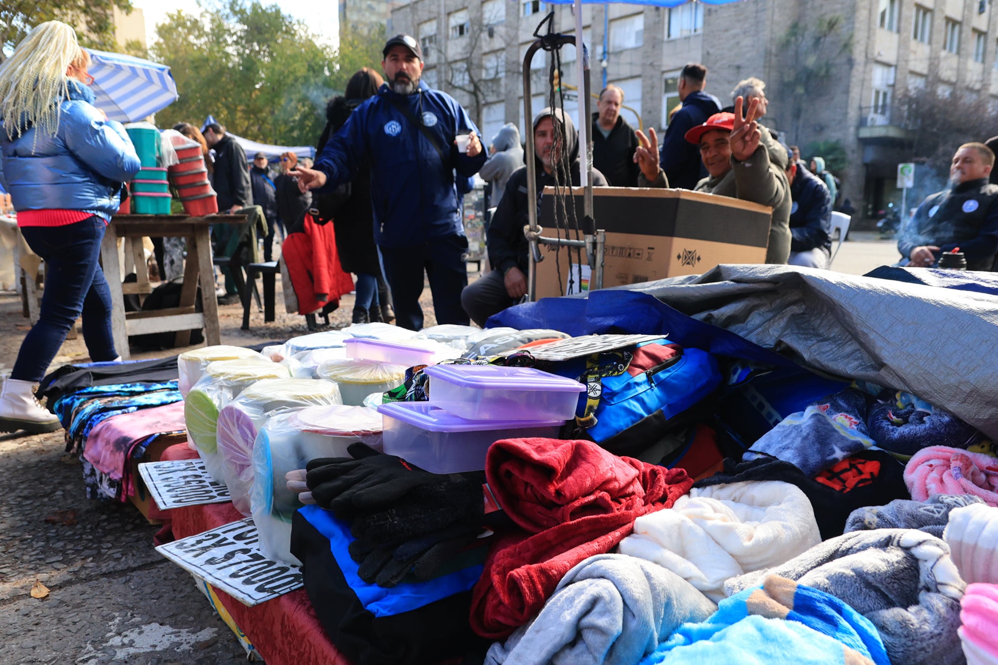 Vendedores ambulantes de otros puntos de la ciudad se sumaron al reclamo frente a la Municipalidad