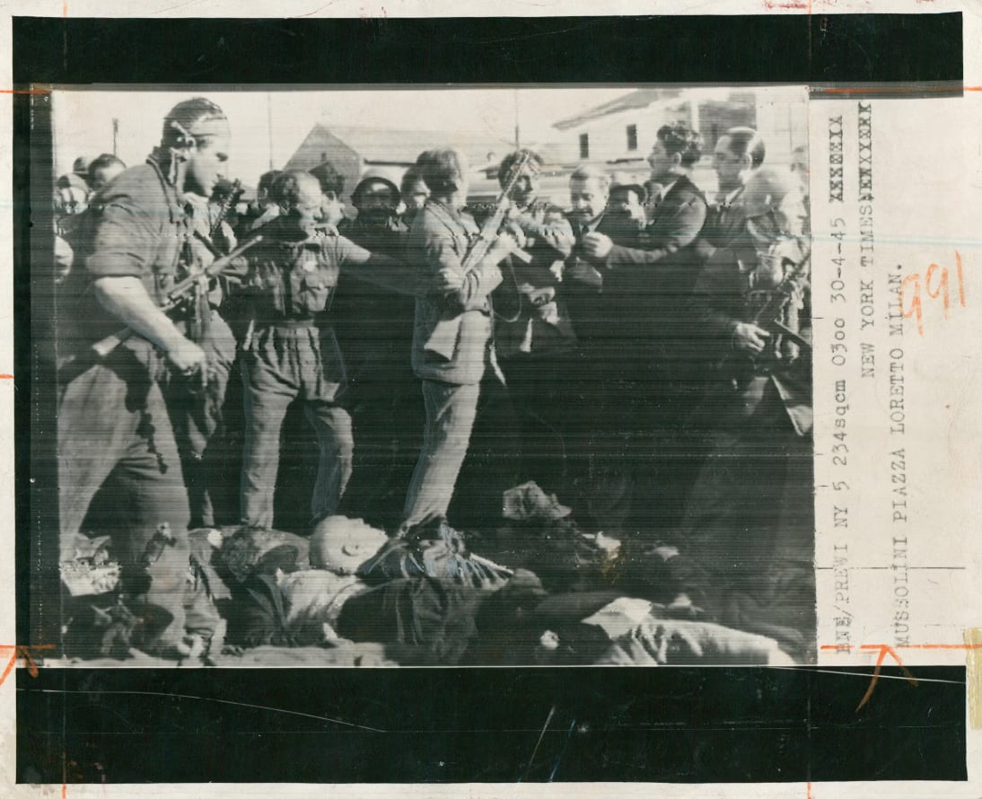 Milton Bracker cubre los hechos a pocos pasos del cadáver de Mussolini, en la plaza Piazzale Loreto de Milán