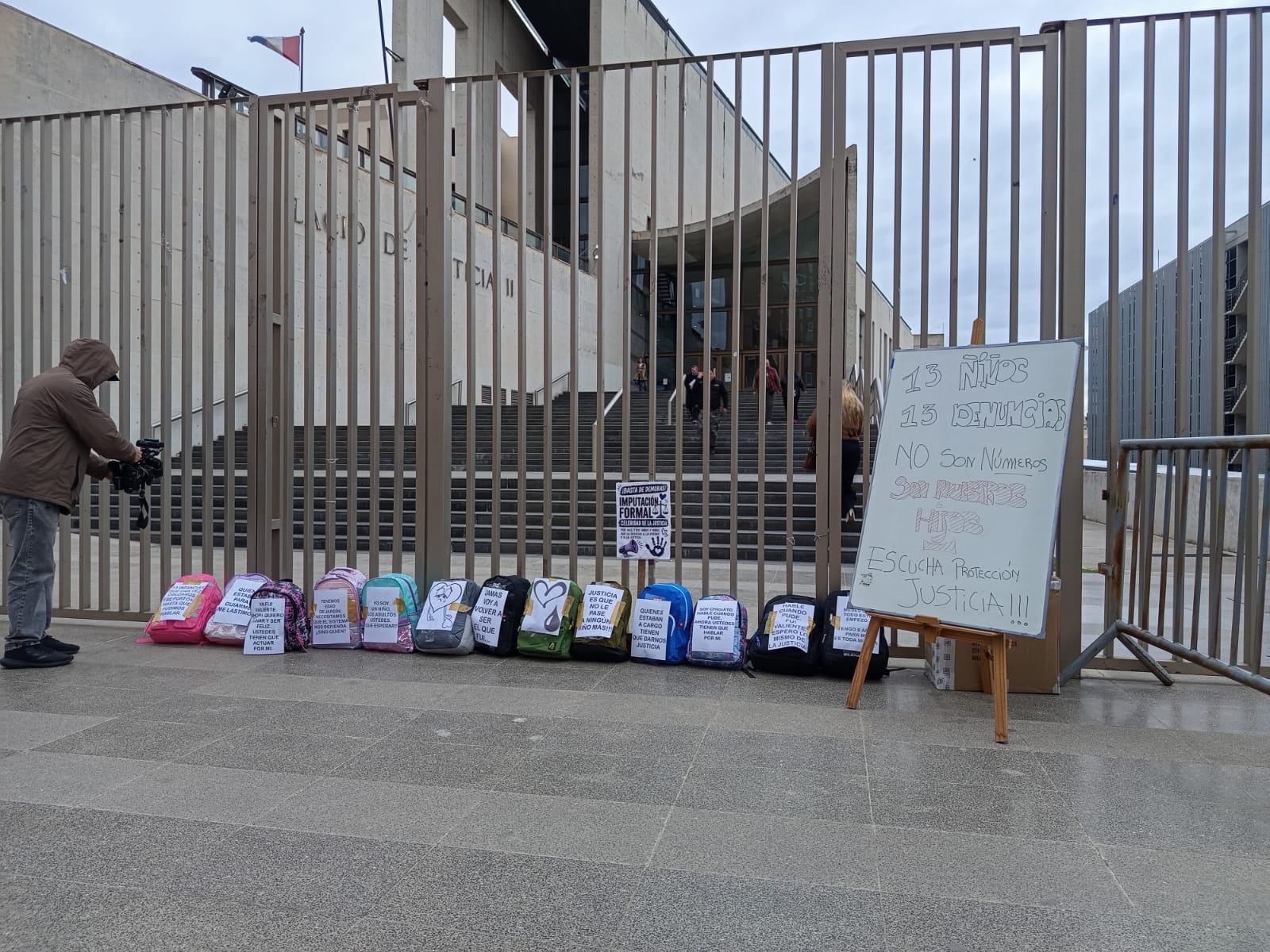 La protesta con las mochilas en la puerta de los tribunales cordobeses el día que Nicola concurrió para un peritaje