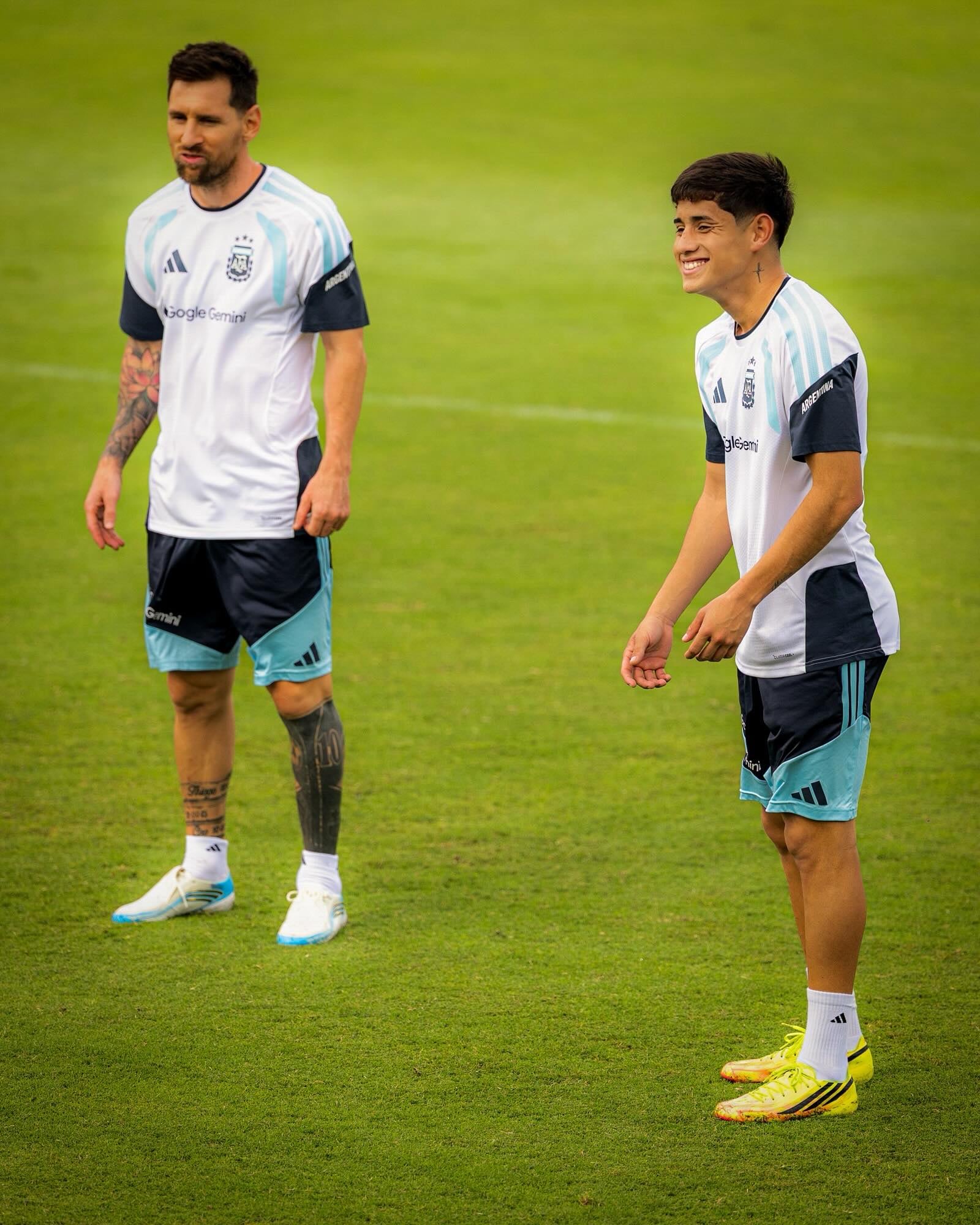 Aranda entrenando con Messi en la selección mayor, en la previa al Mundial 2026