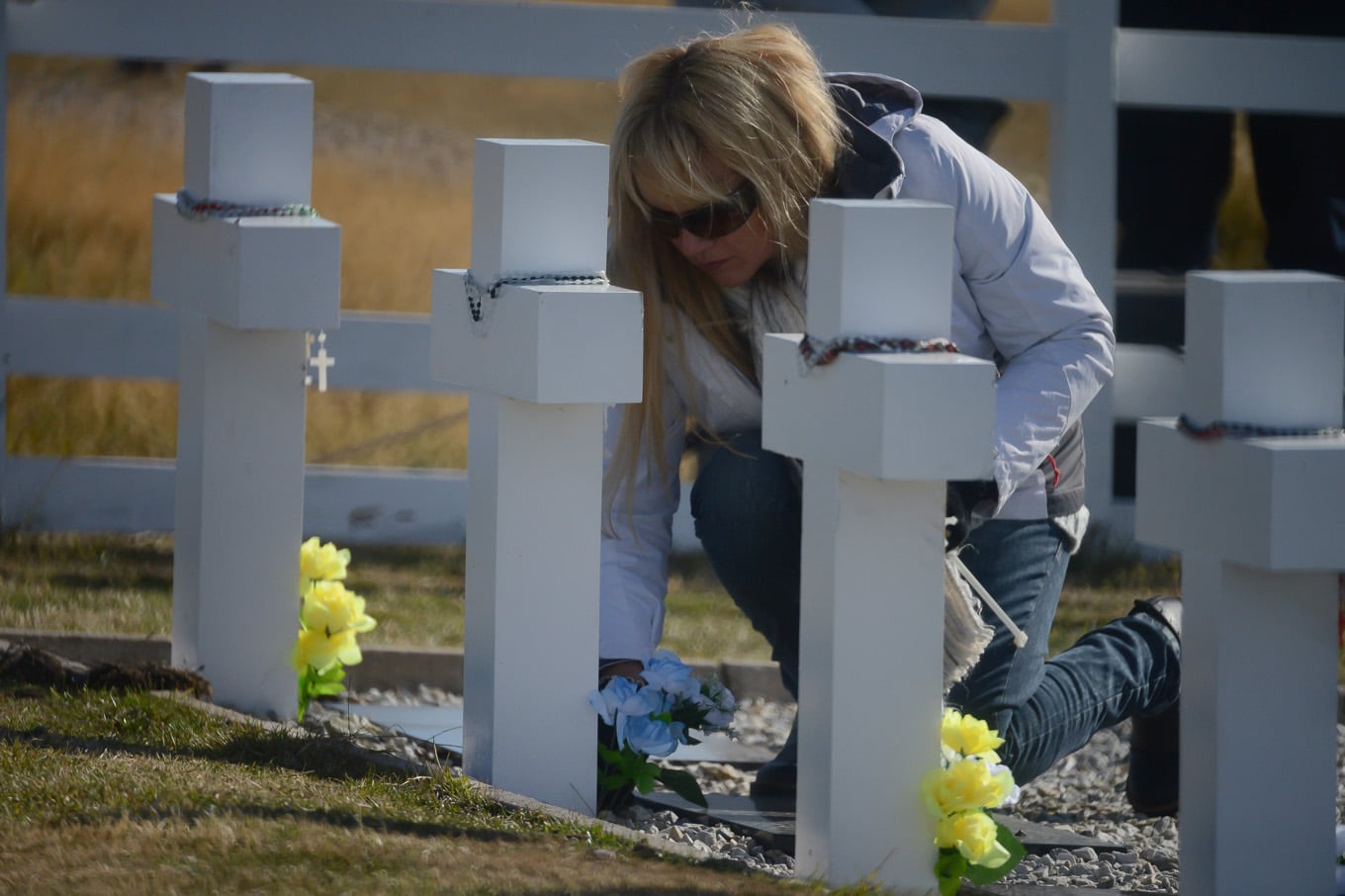 Malvinas: en una histórica ceremonia las familias de 90 soldados pudieron rendirles homenaje en tumbas con nombre, hubo aplausos para el militar británico que los sepultó