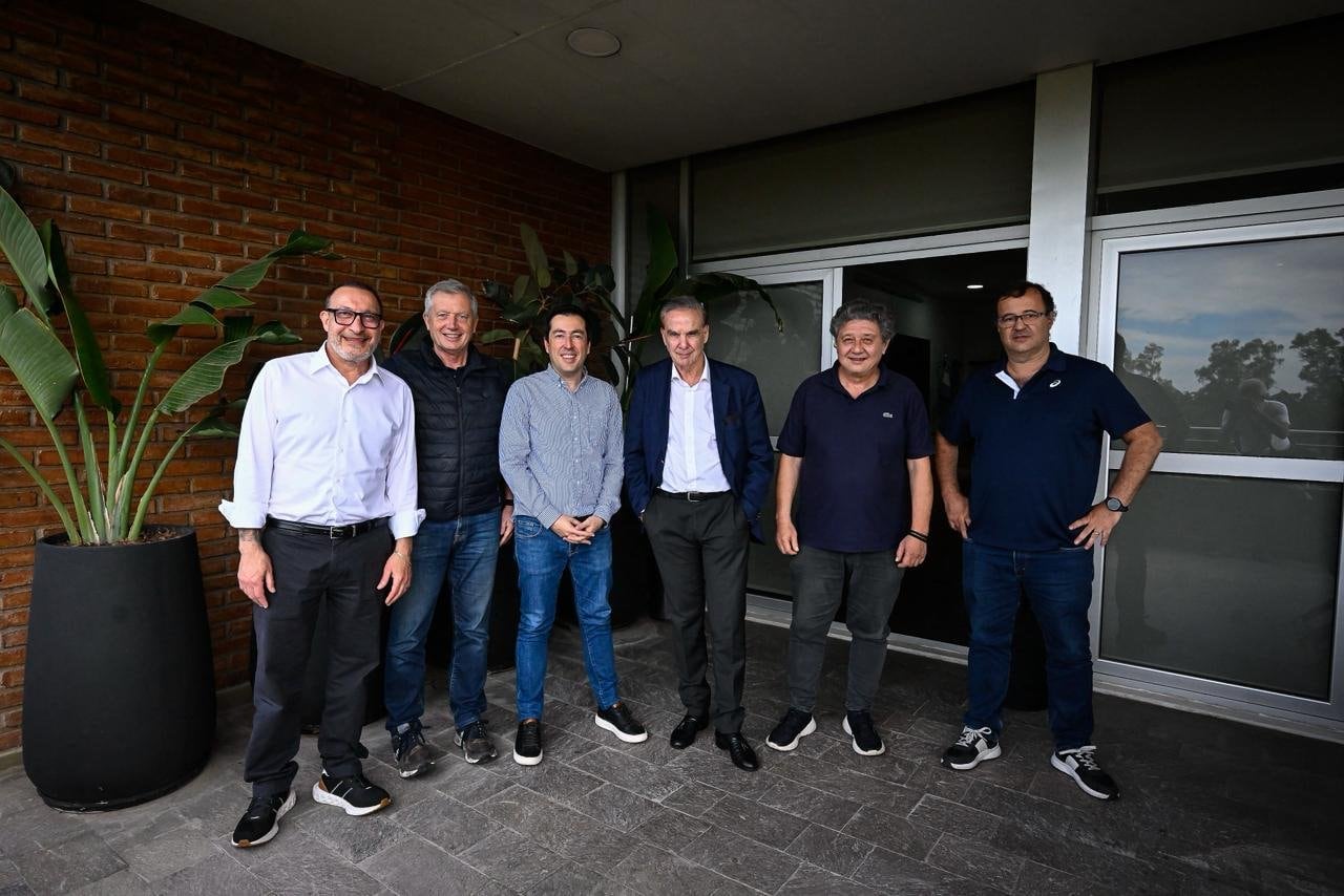 Pichetto el viernes en Malvinas Argentinas, junto al intendente kirchnerista Leonardo Nardini y otros dirigentes como Emilio Monzó y Carlos Kikuchi