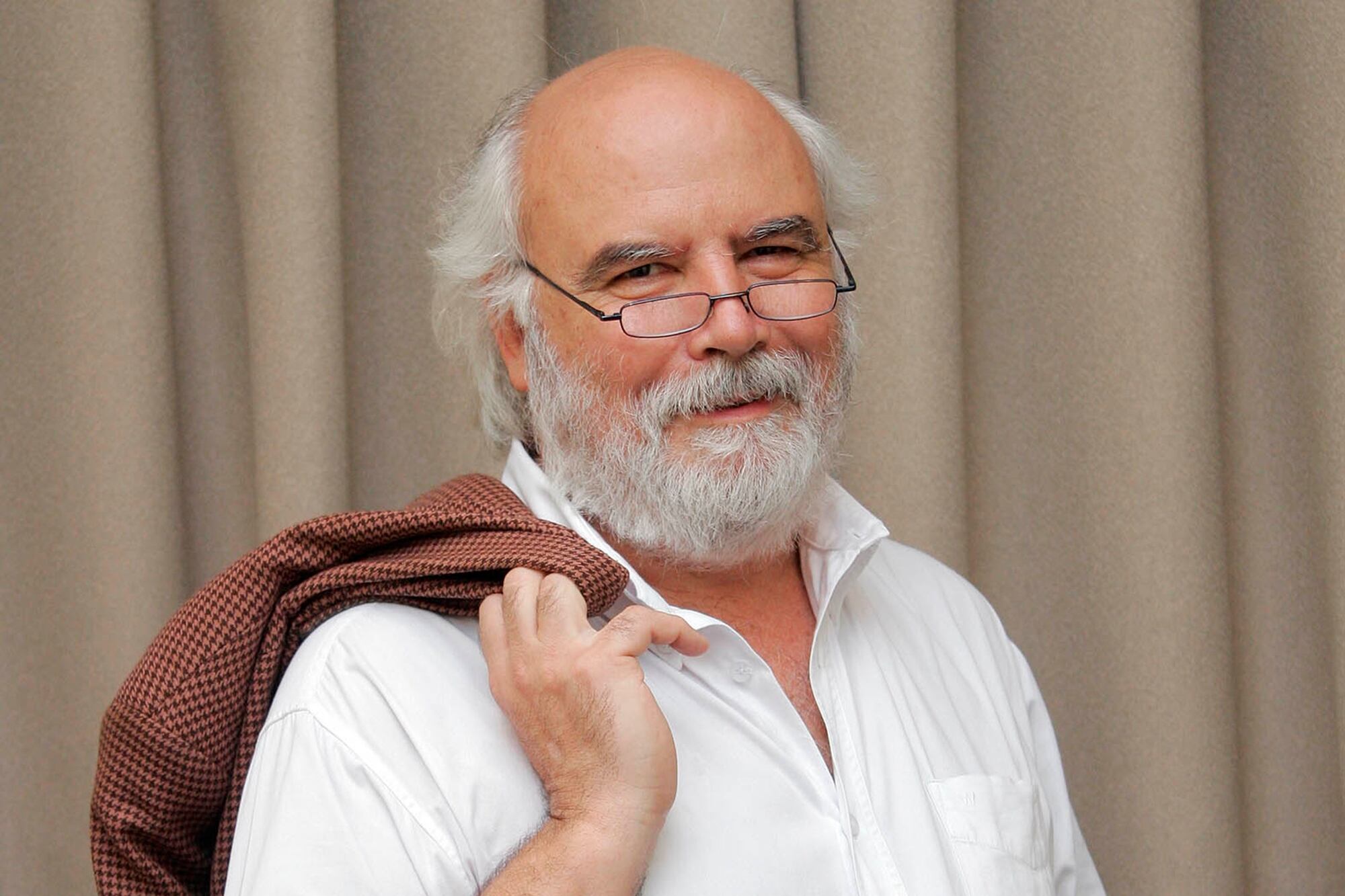 El escritor Juan Sasturain, exdirector de la Biblioteca Nacional, dará el discurso inaugural en la Feria del Libro 2025