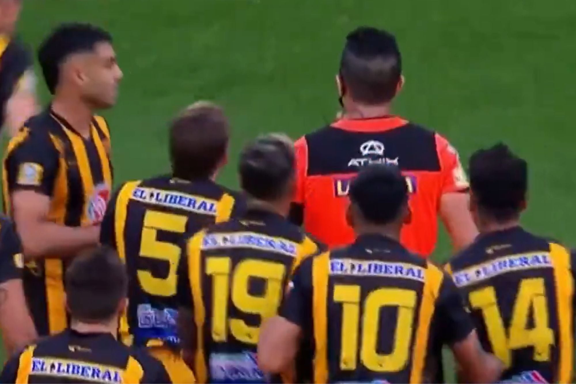 Varios jugadores de Mitre enfrentaron a Lobo Medina por sentir que eran perjudicados por la decisión