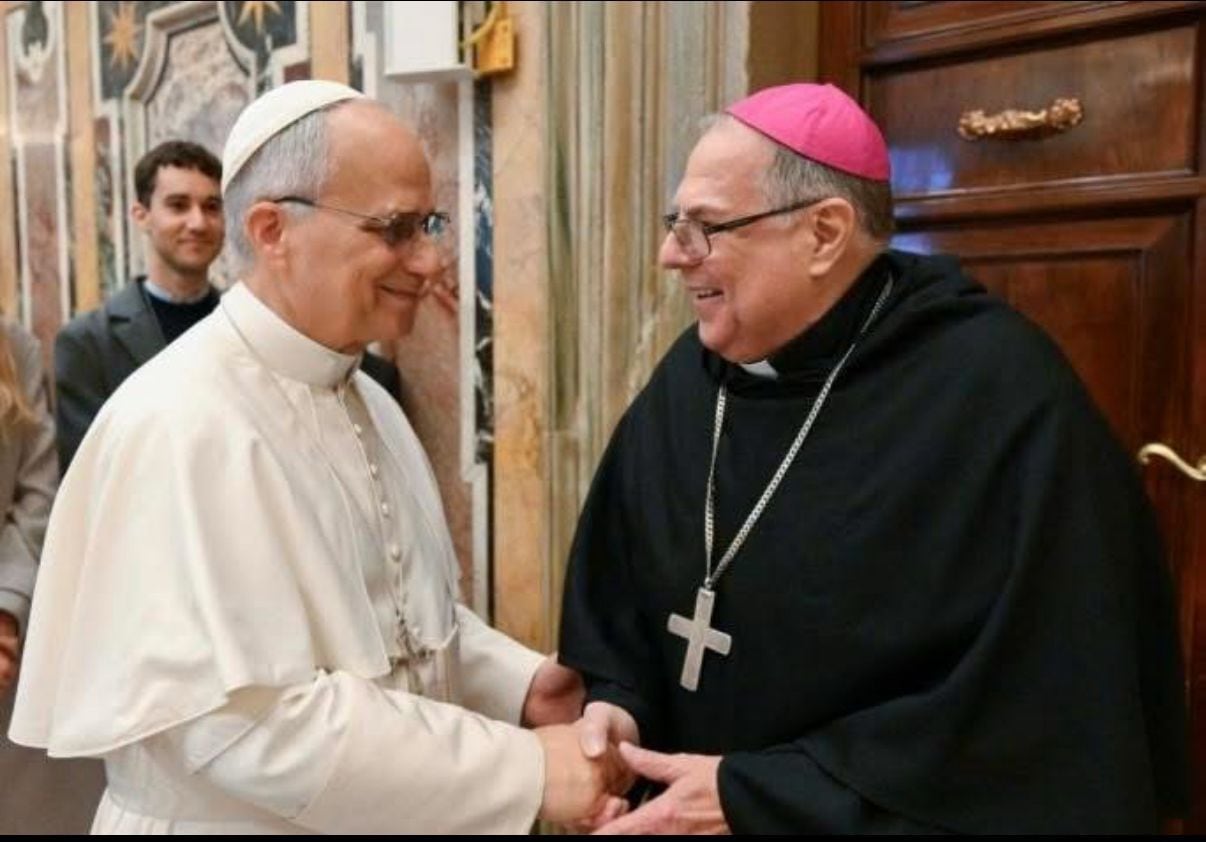El papa León XIV y el obispo argentino Alberto Bochatey, en un encuentro en 2025
