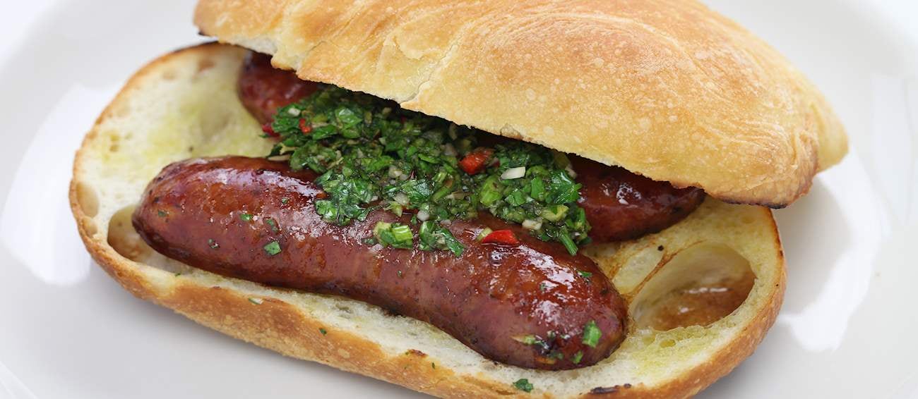 El puesto 19 con 4,2 puntos del ranking de TasteAtlas figura el choripán, otro de los emblemas argentinos