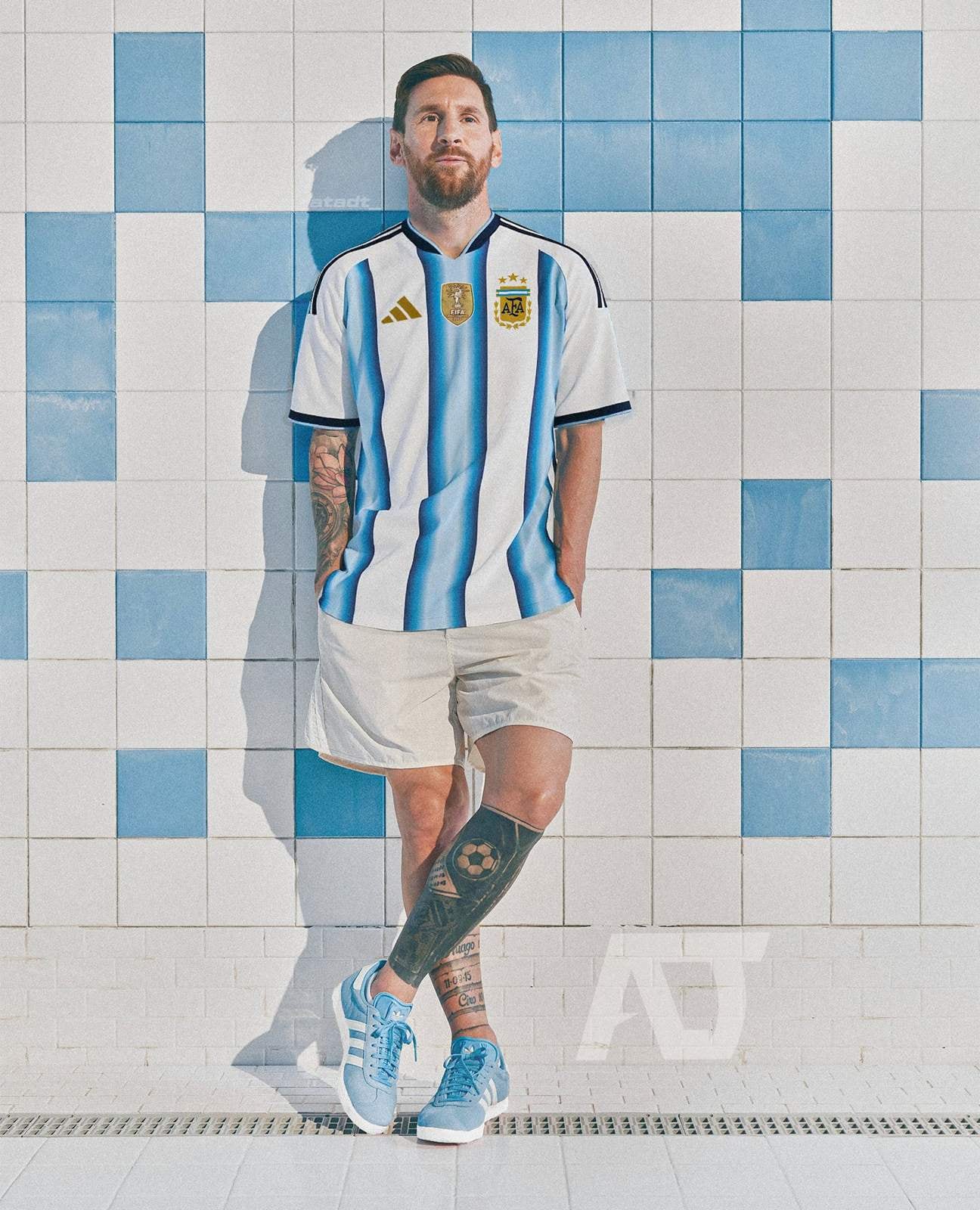 Lionel Messi es el modelo para la camiseta titular que utilizaría la selección argentina en su defensa de la corona; a la altura del pecho, el parche de campeón del mundo vigente.