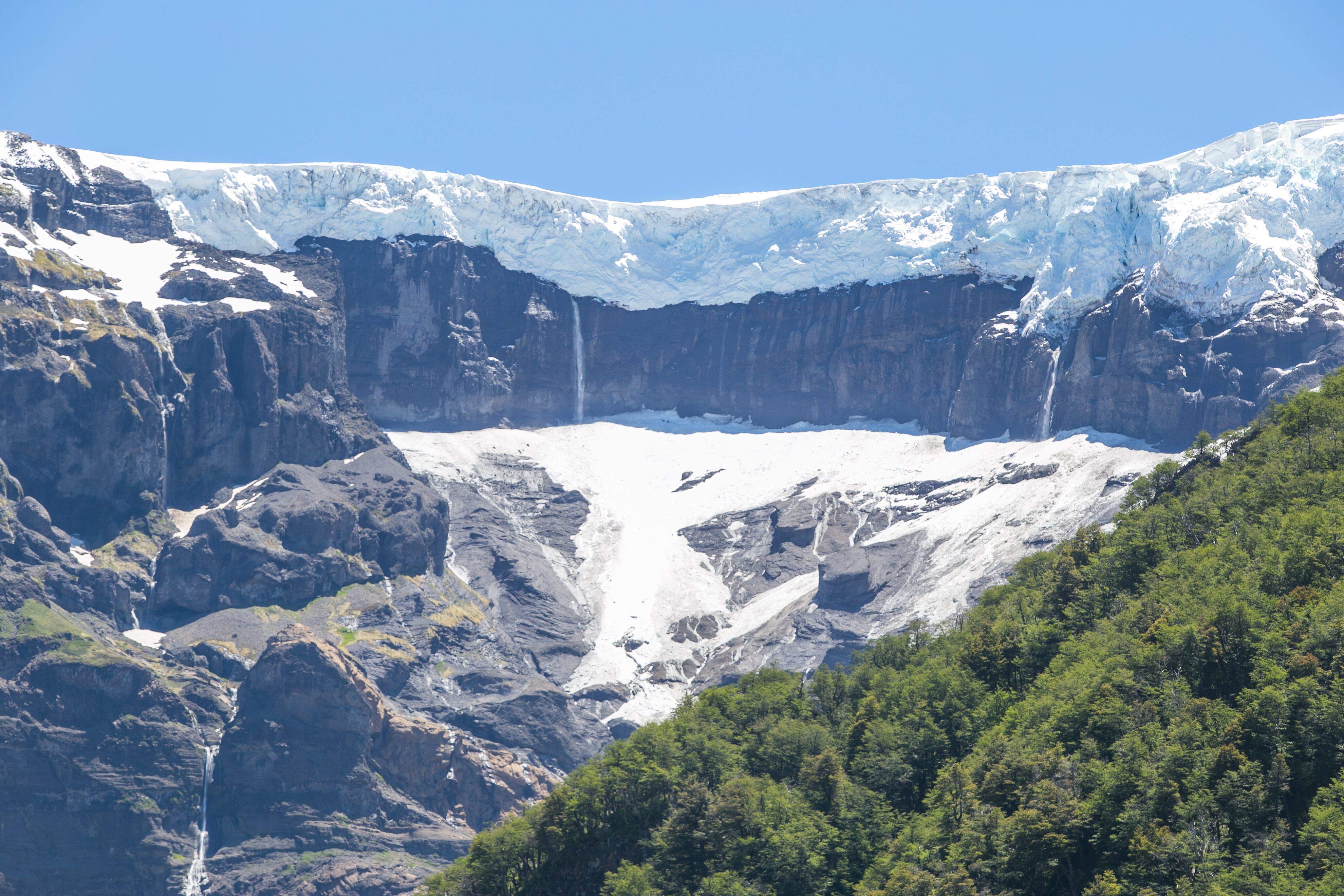 Pueden contratarse excursiones al Monte Tronador, a unos 80 kilómetros de la ciudad