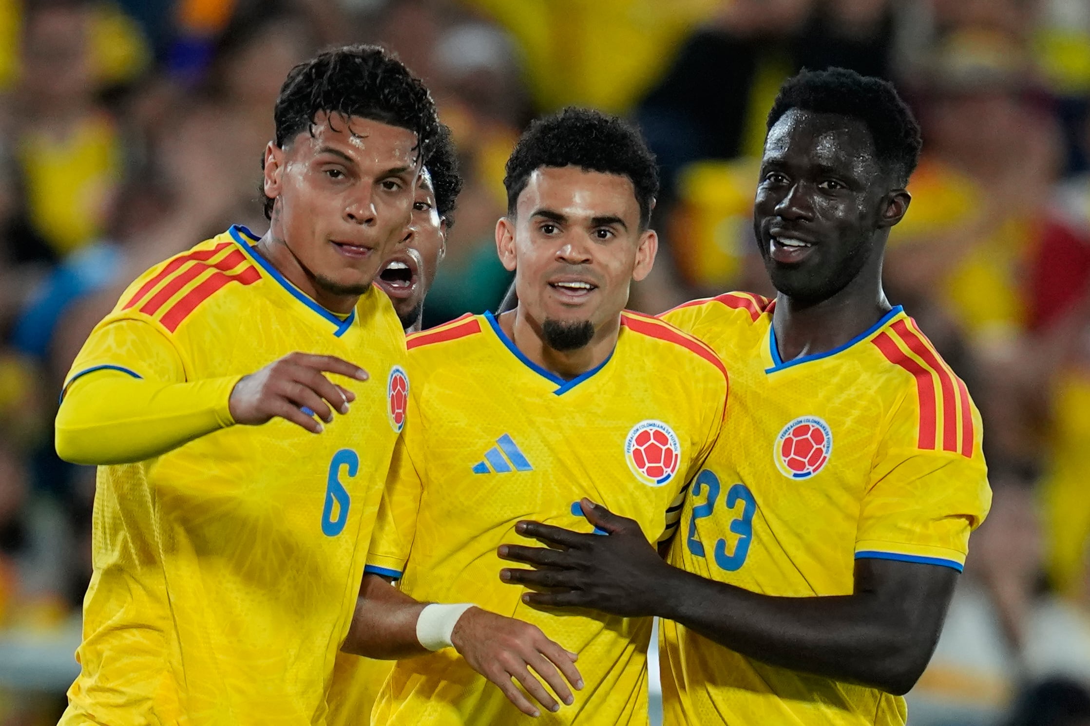 A qué hora de EE.UU. juega Colombia vs. Uzbekistán, hoy: transmisión en vivo del Mundial 2026 5 Luis Diaz, centro, de Colombia, celebra con sus compañeros de la selección después de marcar el segundo gol de su equipo contra Costa Rica en partido amistoso de preparación para la Copa del Mundo, el lunes 1 de junio de 2026, en Bogotá, Colombia. (AP Foto/Fernando Vergara)