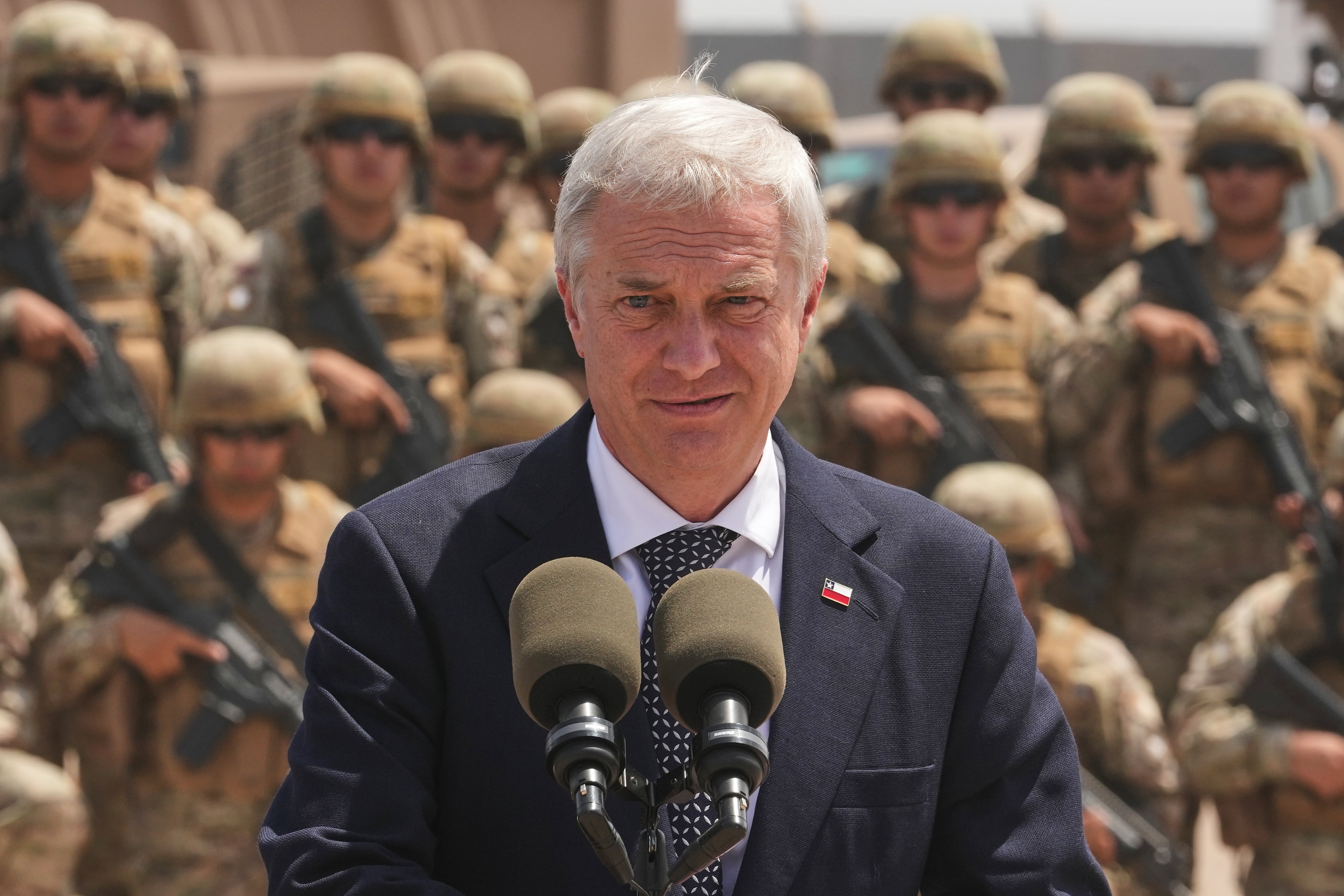 Kast ofrece una rueda de prensa en la base militar