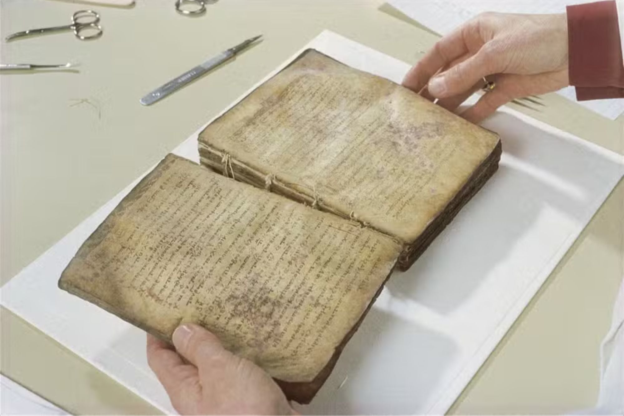 Descubren una hoja perdida del Palimpsesto del matemático griego Arquímedes