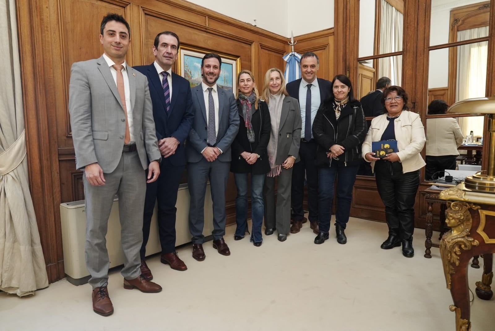 Adorni recibió el martes a senadores libertarios en la Casa Rosada; los acompañó Karina Milei