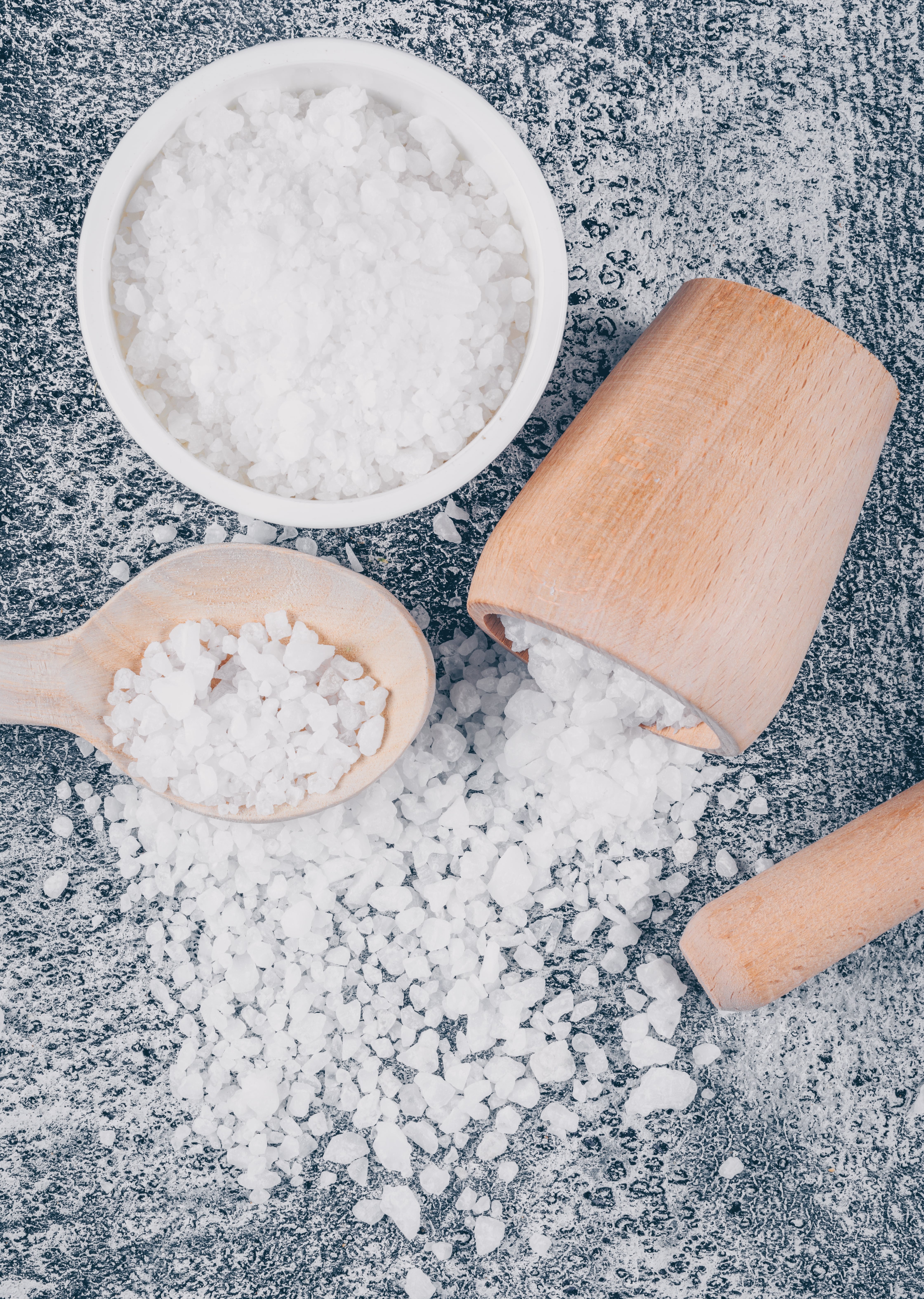 Aquellos alimentos que aportan cantidades elevadas de sodio −mineral esencial presente en la sal−, deben restringirse en un paciente con enfermedad renal