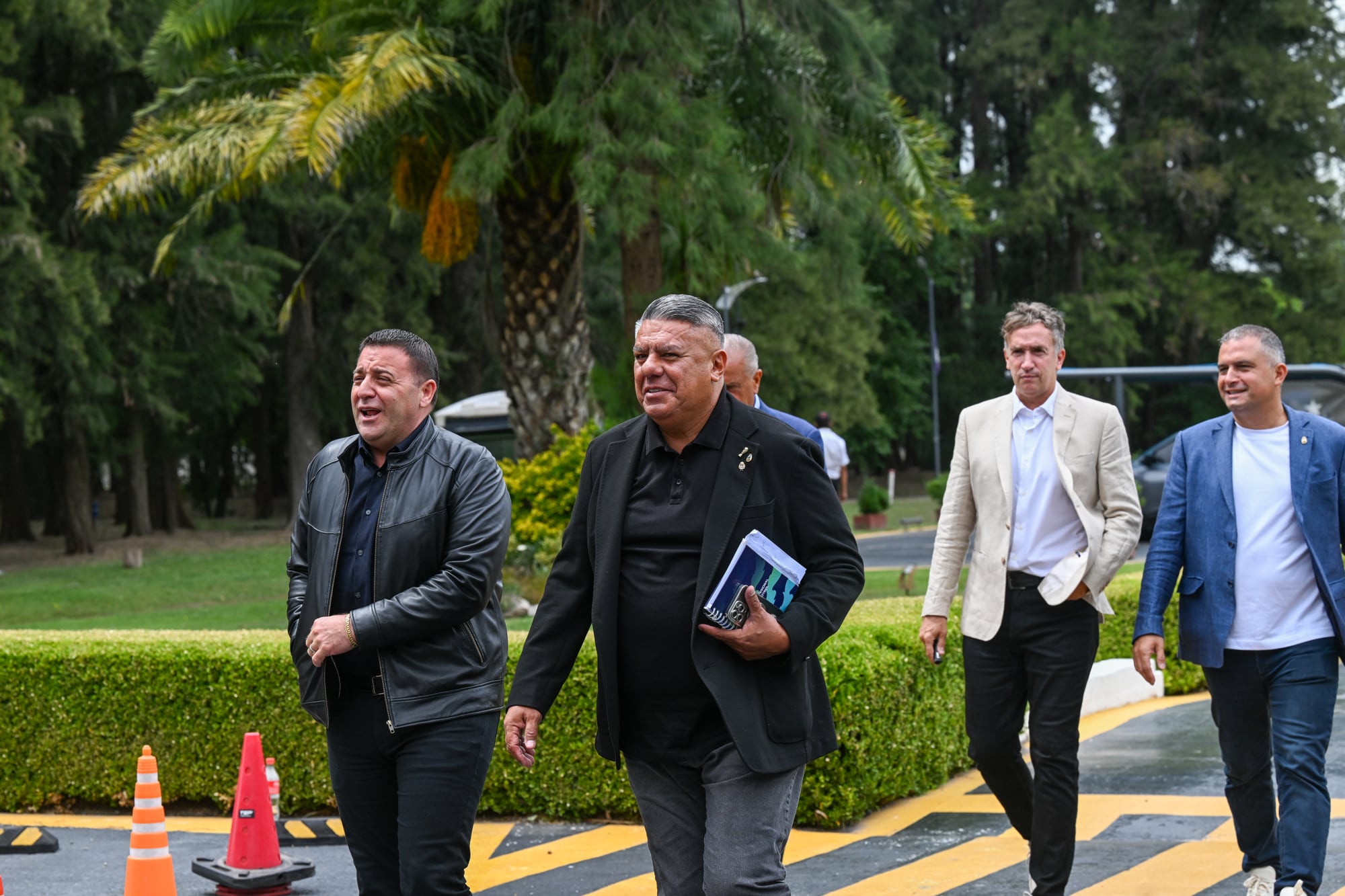 Pablo Toviggino (tesorero) y Claudio Tapia (presidente), en primer plano; detrás, Federico Beligoy (director nacional de arbitraje) y Luciano Nakis (prosecretario general de la AFA)