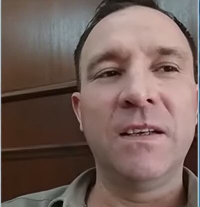 Luis, el encargado del edificio donde vive Marta