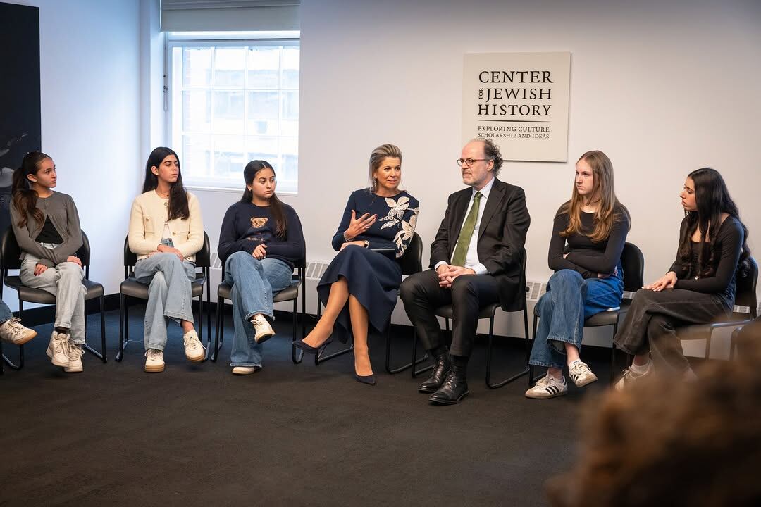 Durante la actividad, la reina mantuvo conversaciones con estudiantes de la escuela secundaria Great Neck North (Foto: Instagram @annefrank.exhibit / John Halpern)