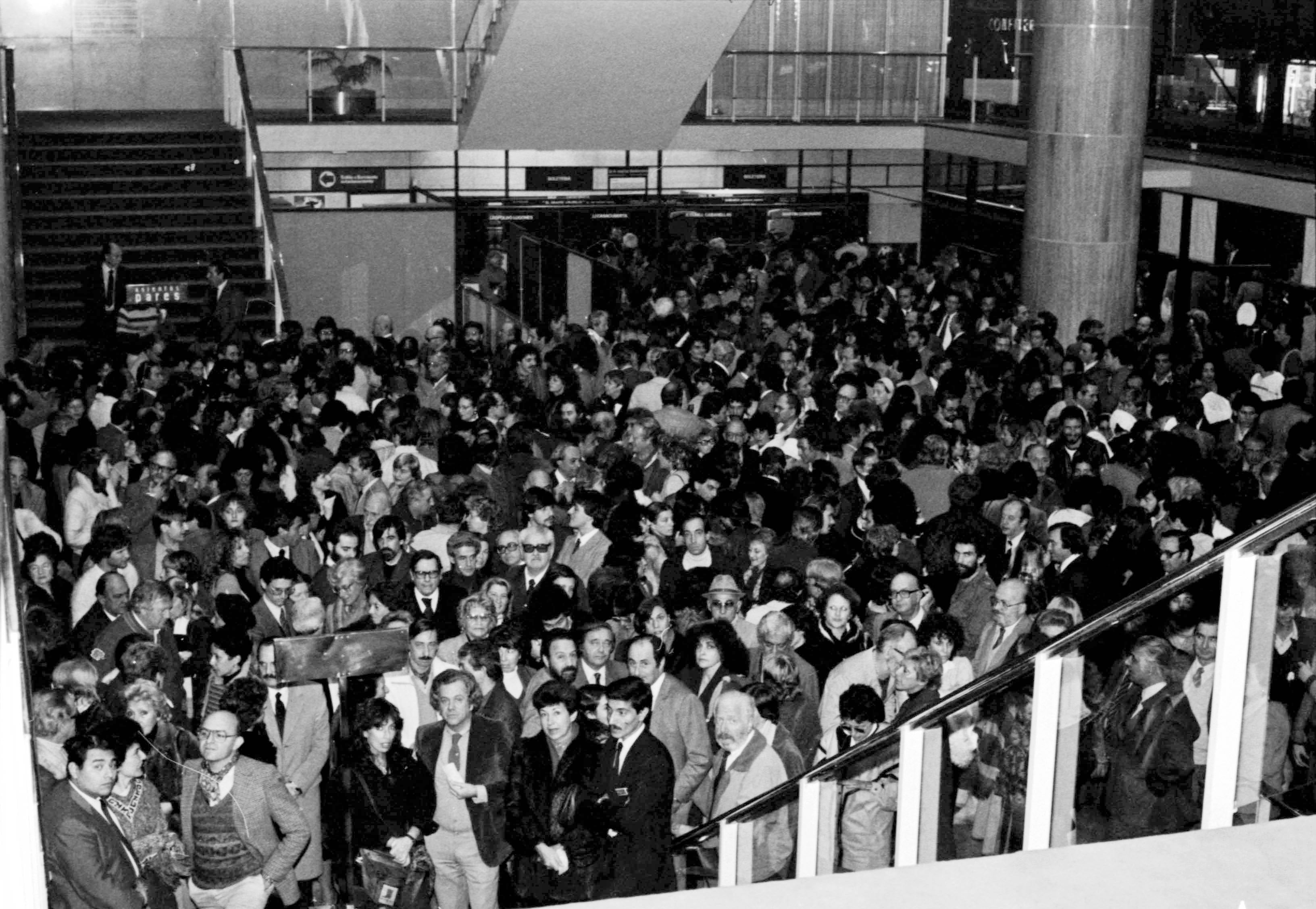 Mientras la avenida Corrientes estuvo cortada por la marcha en contra de la presentación de Dario Fo, su público siempre llenó la sala Martín Coronado