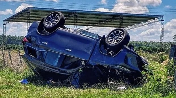 Perdió el control de la camioneta y volcó en una ruta de Corrientes: un muerto