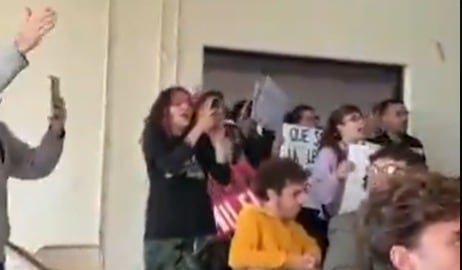 Militantes de izquierda interrumpieron una clase con legisladores libertarios en la Facultad de Sociales de la UBA