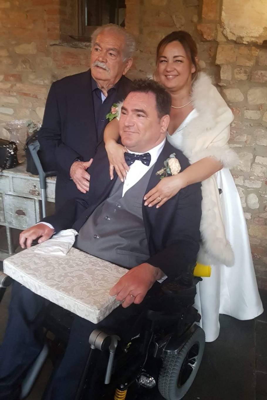 Massimo y Sonia el día de su casamiento, acompañados de Michelle, el padre del novio