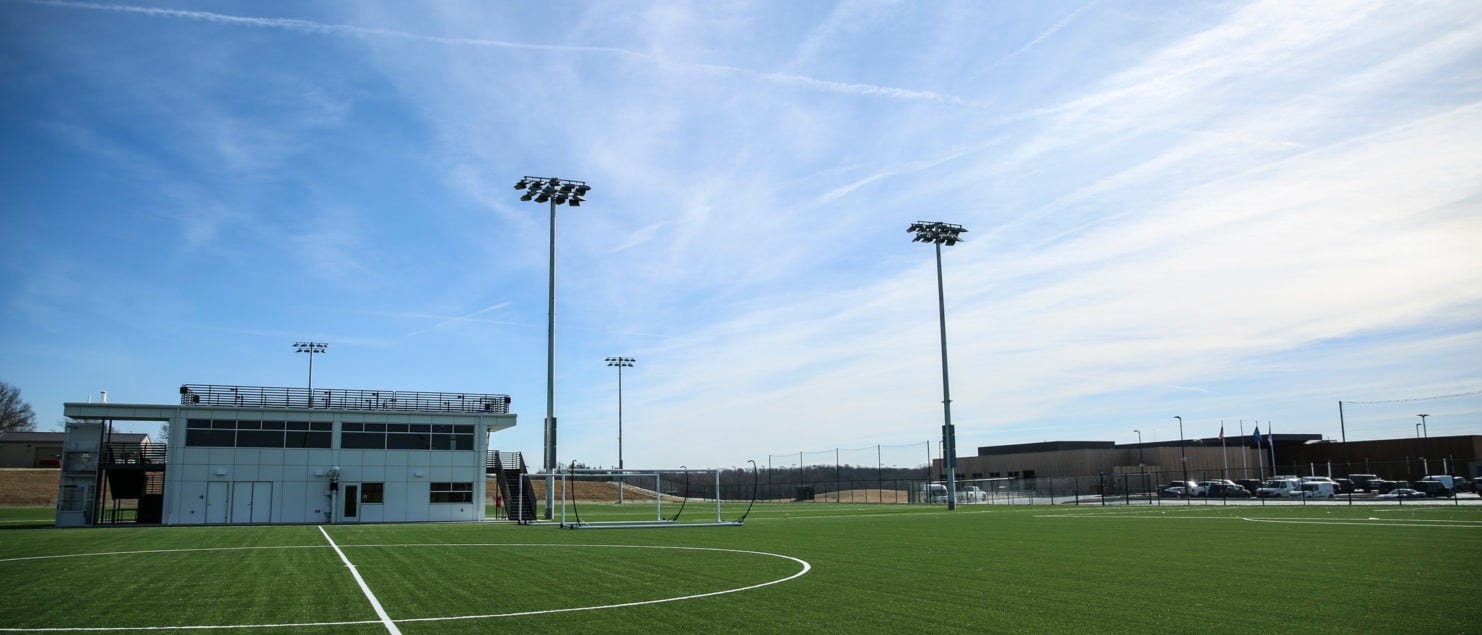 El predio cuenta con tres canchas de fútbol con césped natural para que la selección pueda entrenar