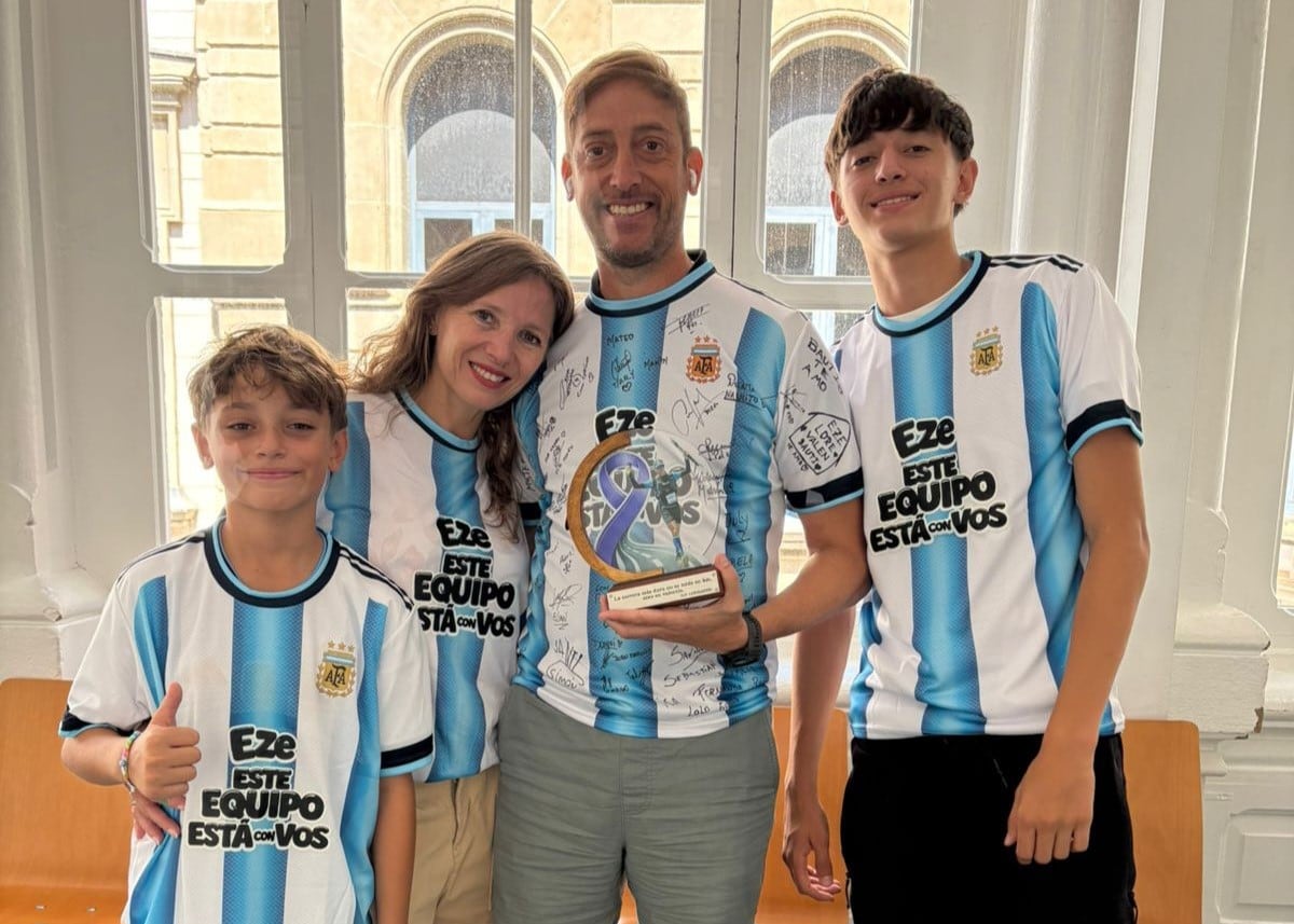 Con su esposa y sus hijos.