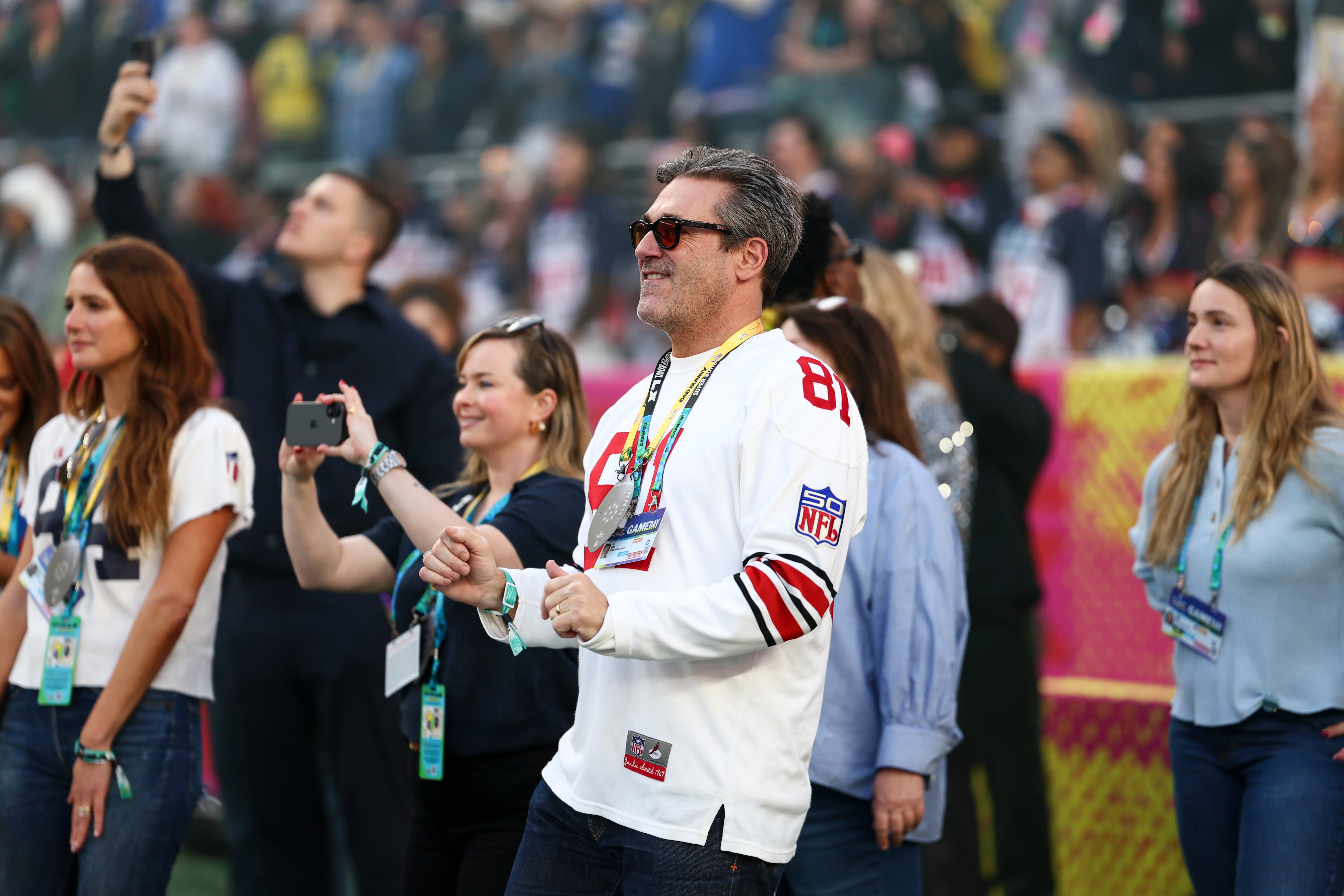 Jon Hamm fue a alentar a su amigo Benito y se lo vio bailando a un costado del campo de juego