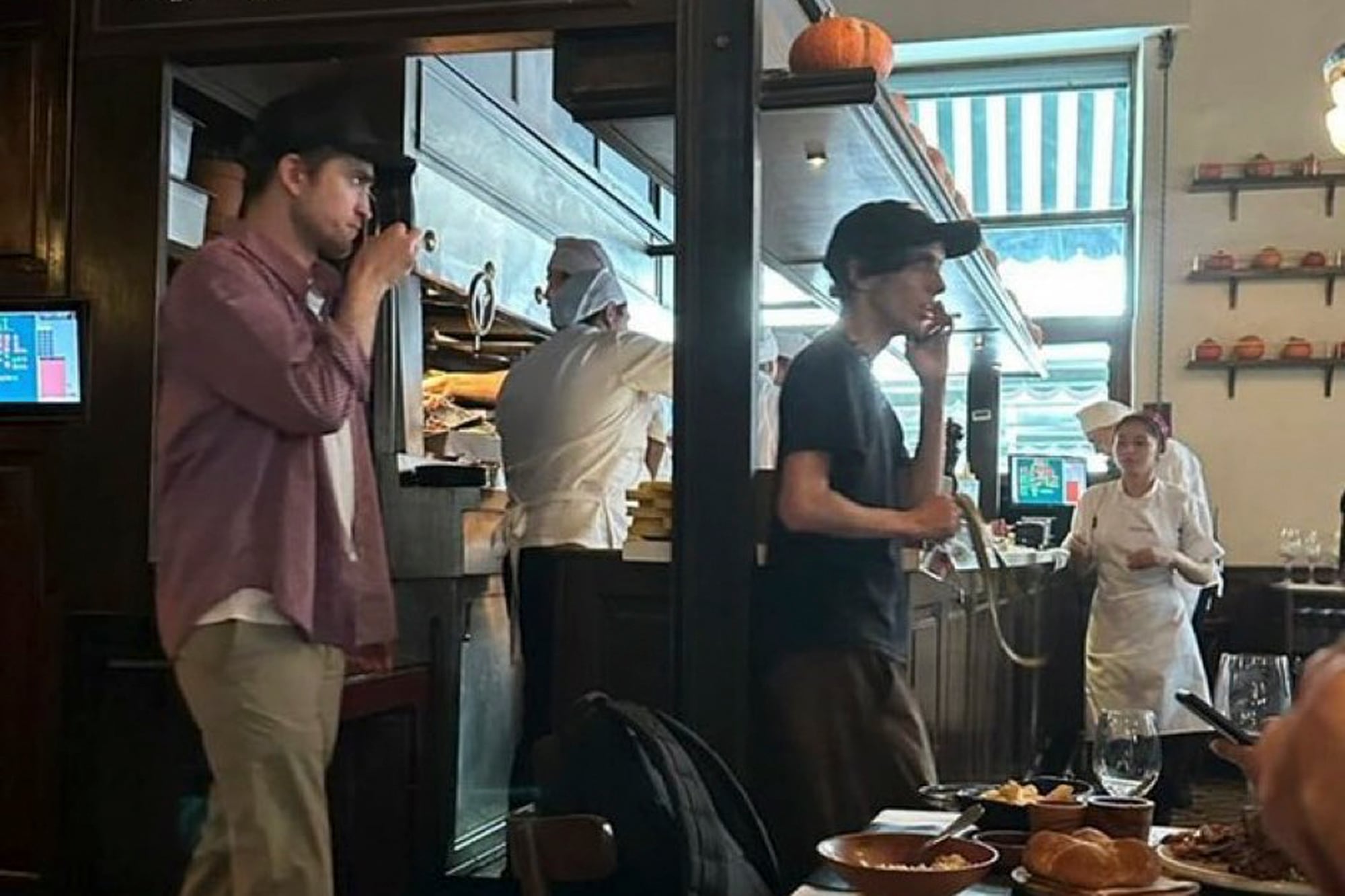 Robert Pattinson en la parrilla Don Julio subida a X por un usuario