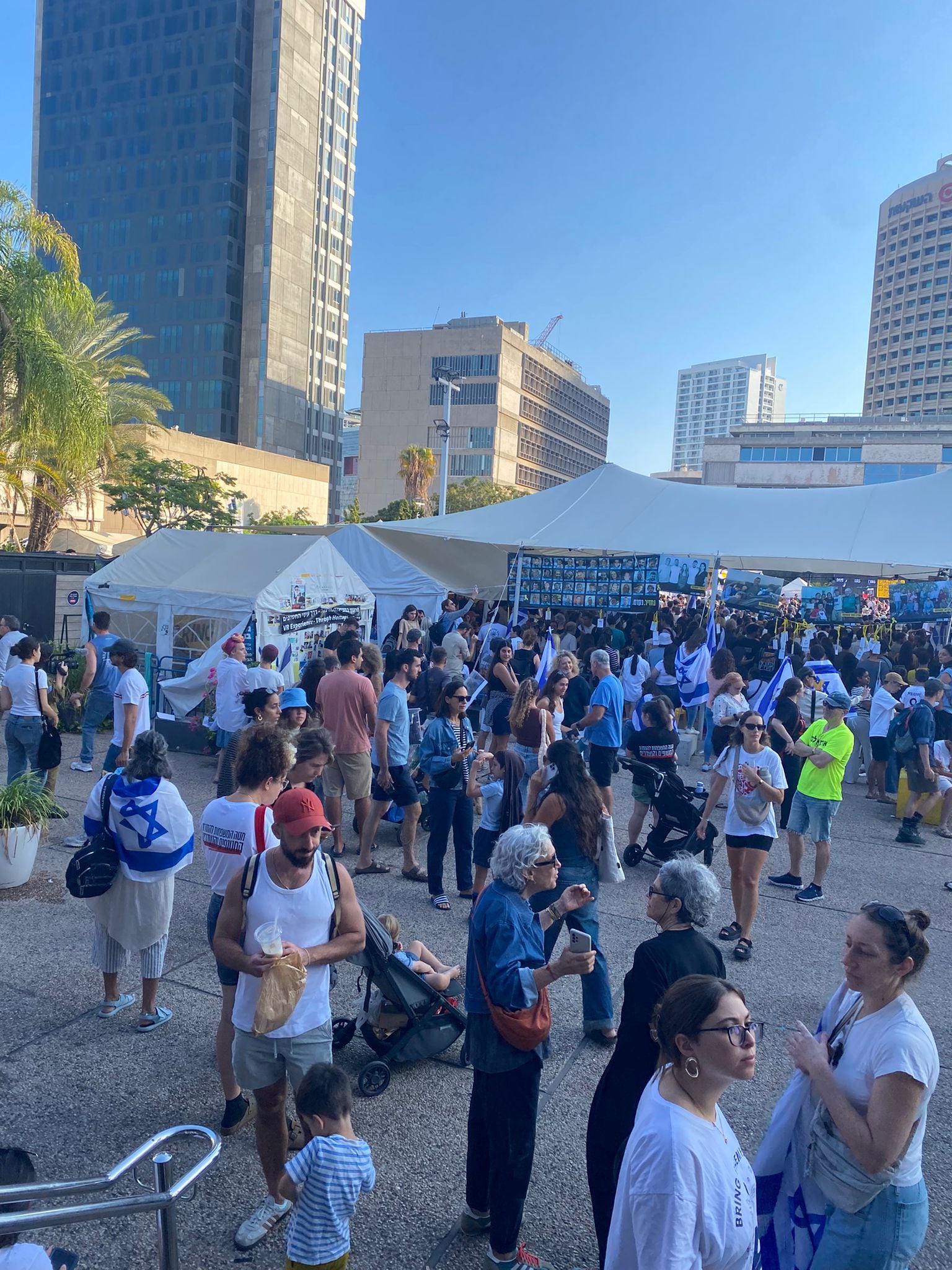 La Plaza de los rehenes en el centro de Tel Aviv se colmó de personas que esperan por la liberación en Gaza