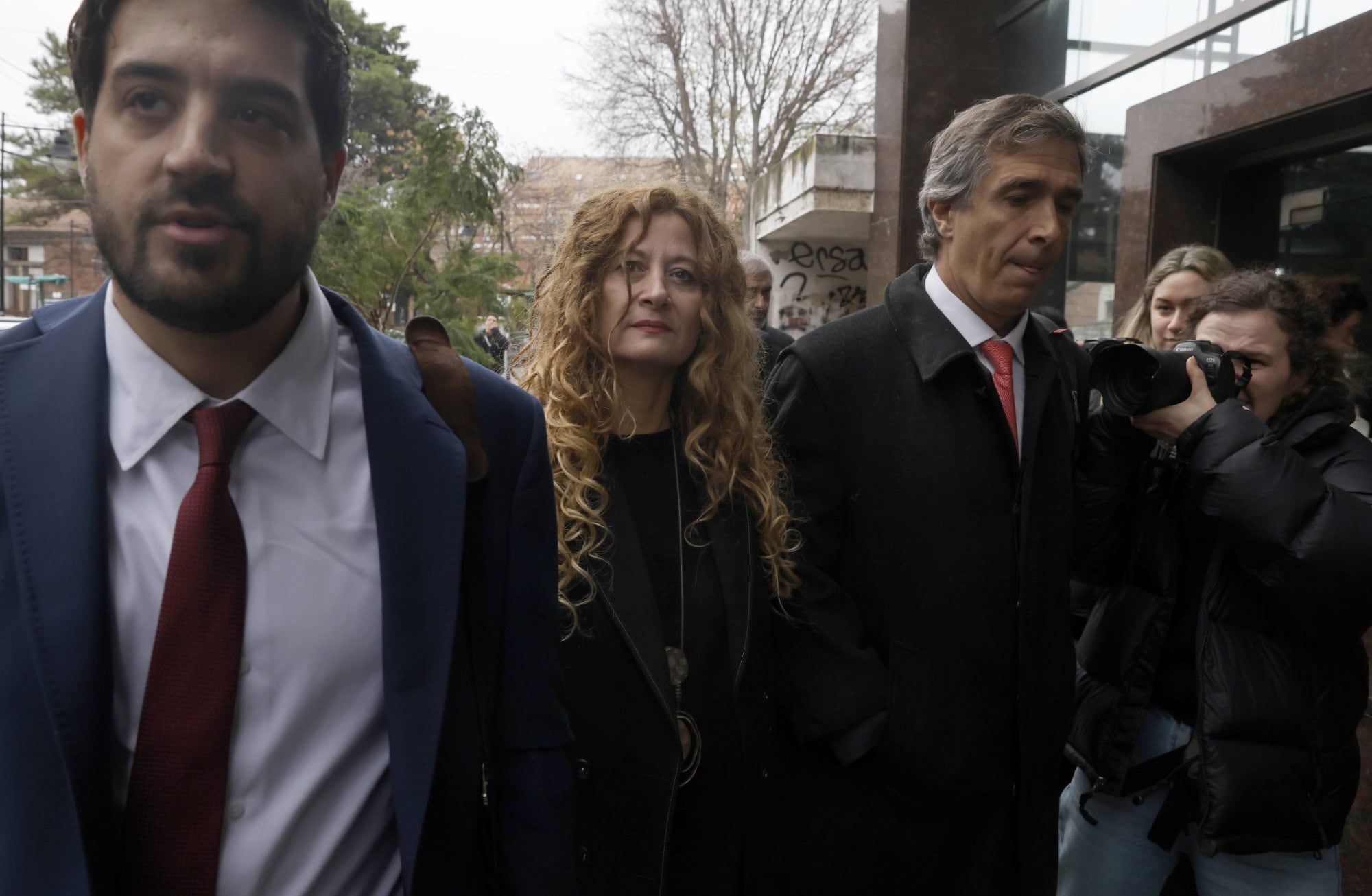 Nancy Forlini, una de las acusadas, junto con sus abogados, Agustín Varela y Nicolás D'Albora
