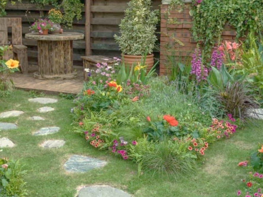 Le alquiló una casa a una compañera y terminó desalojándola por no cuidar el jardín como habían pactado