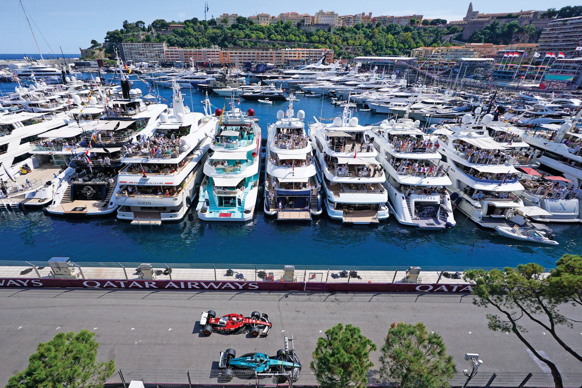 El circuito callejero, conocido por su exigencia y, detrás, una vista del Port Hercule, desde donde se tiene una visión inmejorable de la carrera. Famoso por recibir a los cruceros más grandes del mundo, que se transforman en tribunas top, este 2025, tenía su capacidad a tope.