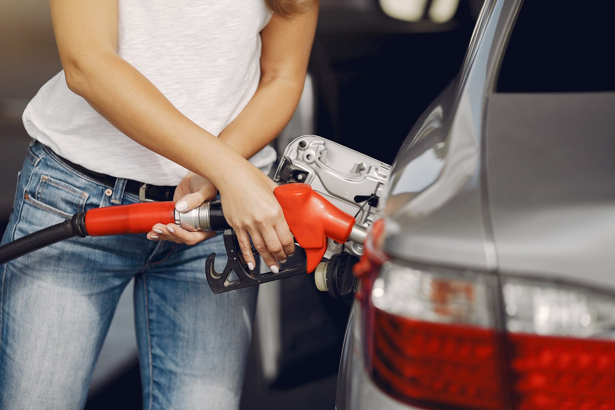 Autorizado el pago, se selecciona el tipo de combustible, se levanta la pistola y se carga hasta que el surtidor corte solo