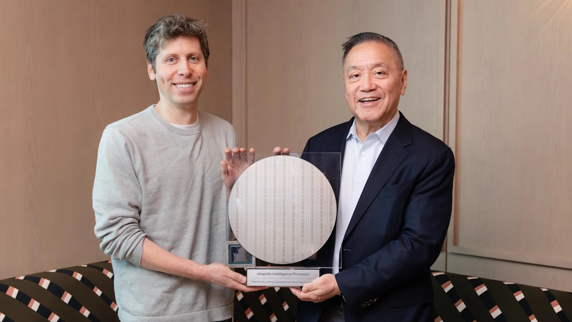 Sam Altman, CEO de OpenAI, muestra un wafer de chips Jalapeño, que su compañía desarrolló junto a Broadcom, representado por su CEO, Hock Tan