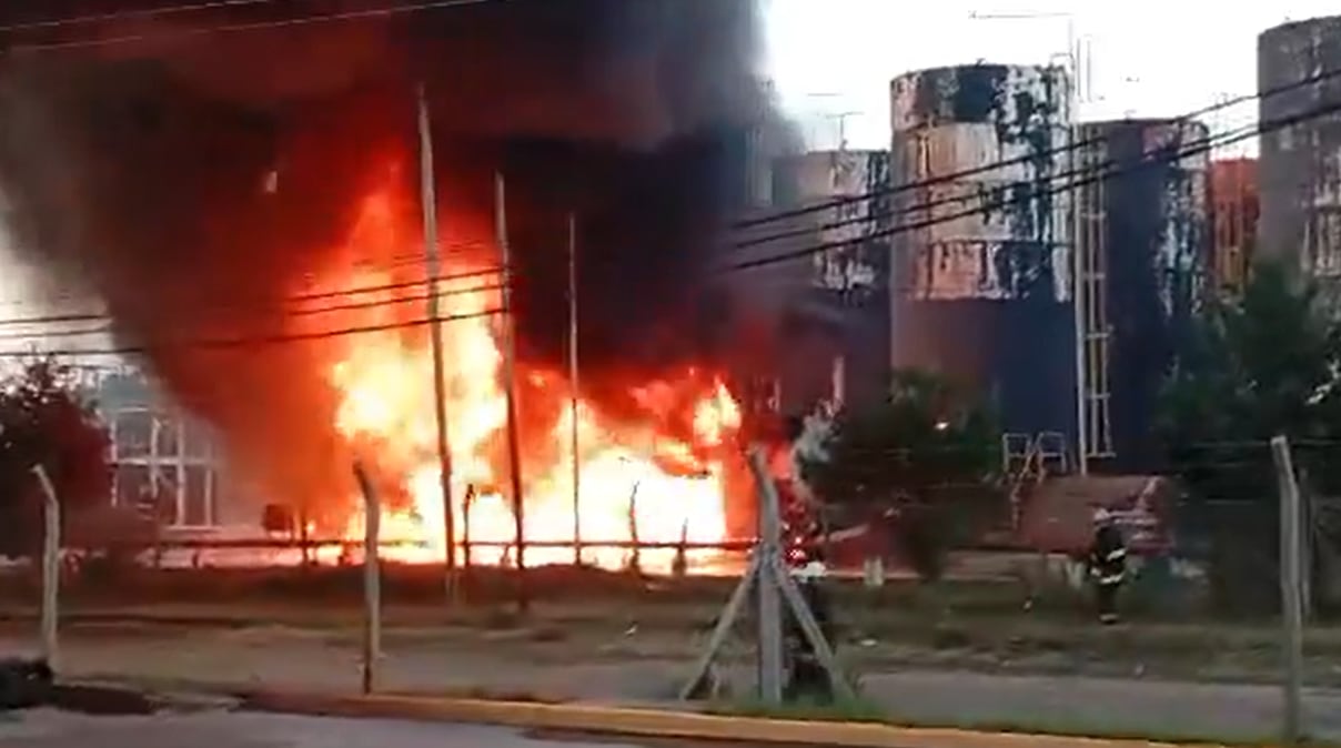 Feroz incendio en una refinería del Parque Industrial de Pilar: al menos un muerto