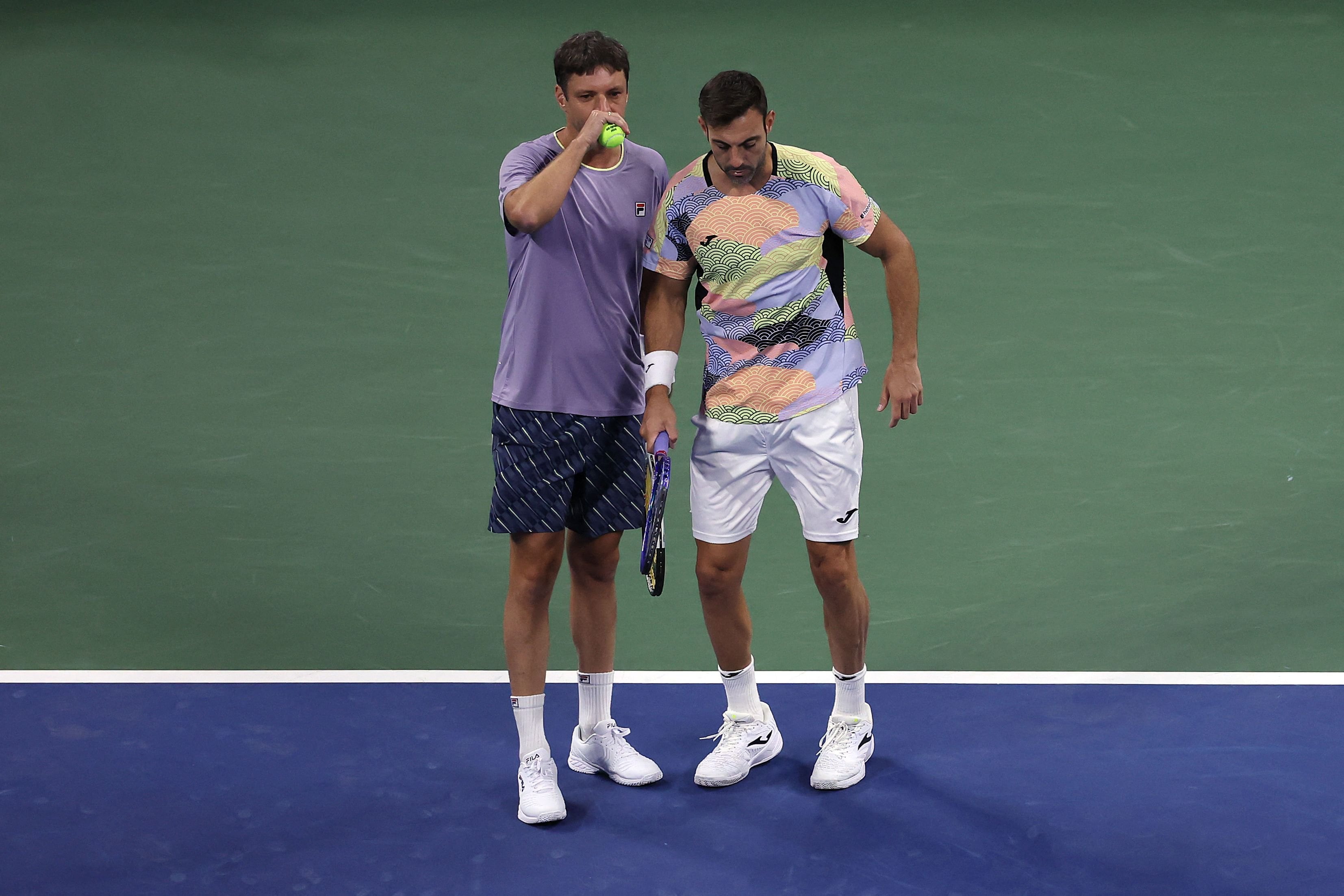 Zeballos y Granollers definen la táctica antes de jugar un punto contra los estadounidenses Robert Cash y JJ Tracy (Photo by ELSA / GETTY IMAGES NORTH AMERICA / Getty Images via AFP)