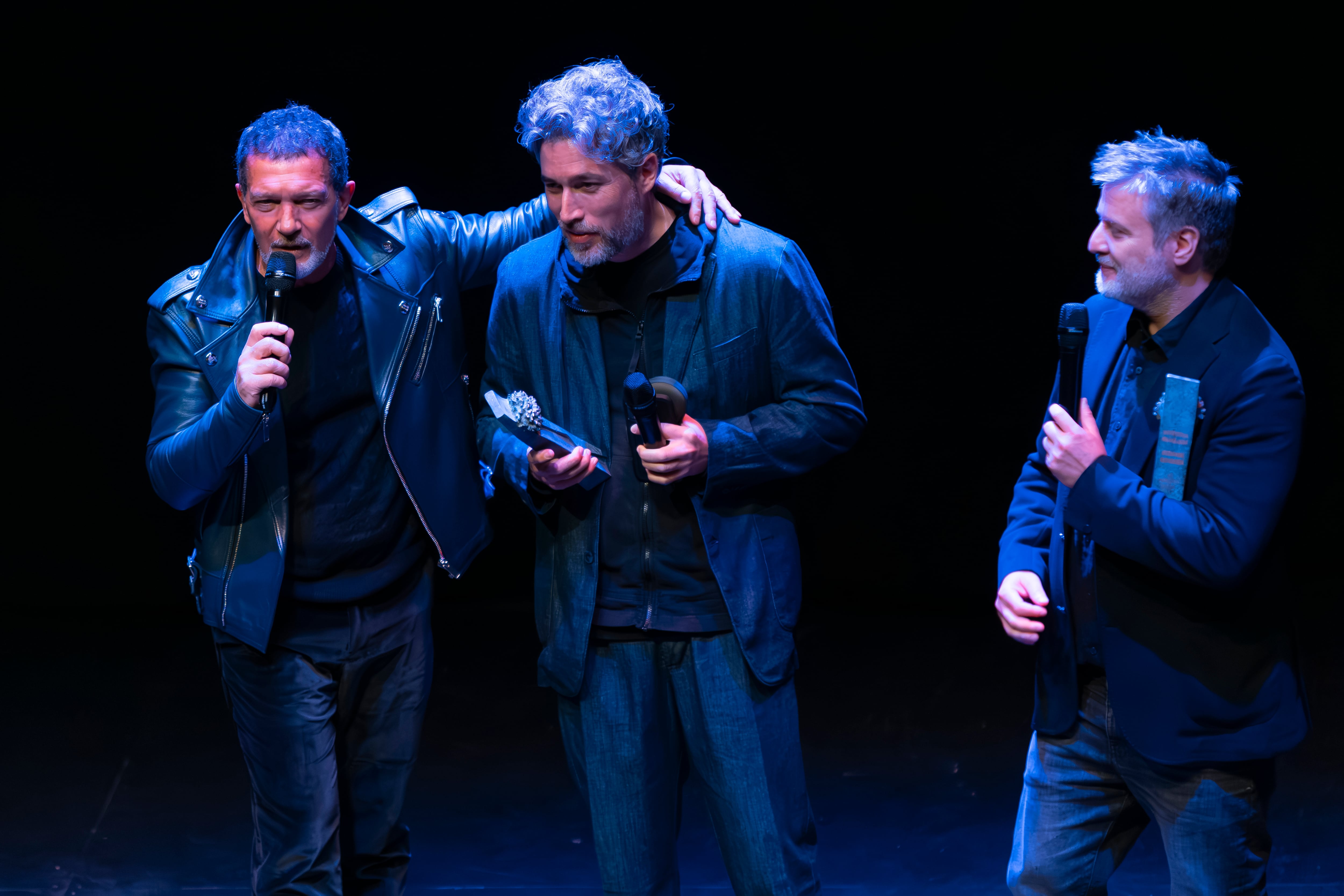 La gran noche de Mariano Cohn y Gastón Duprat en el Festival de Málaga, con Antonio Banderas en el escenario