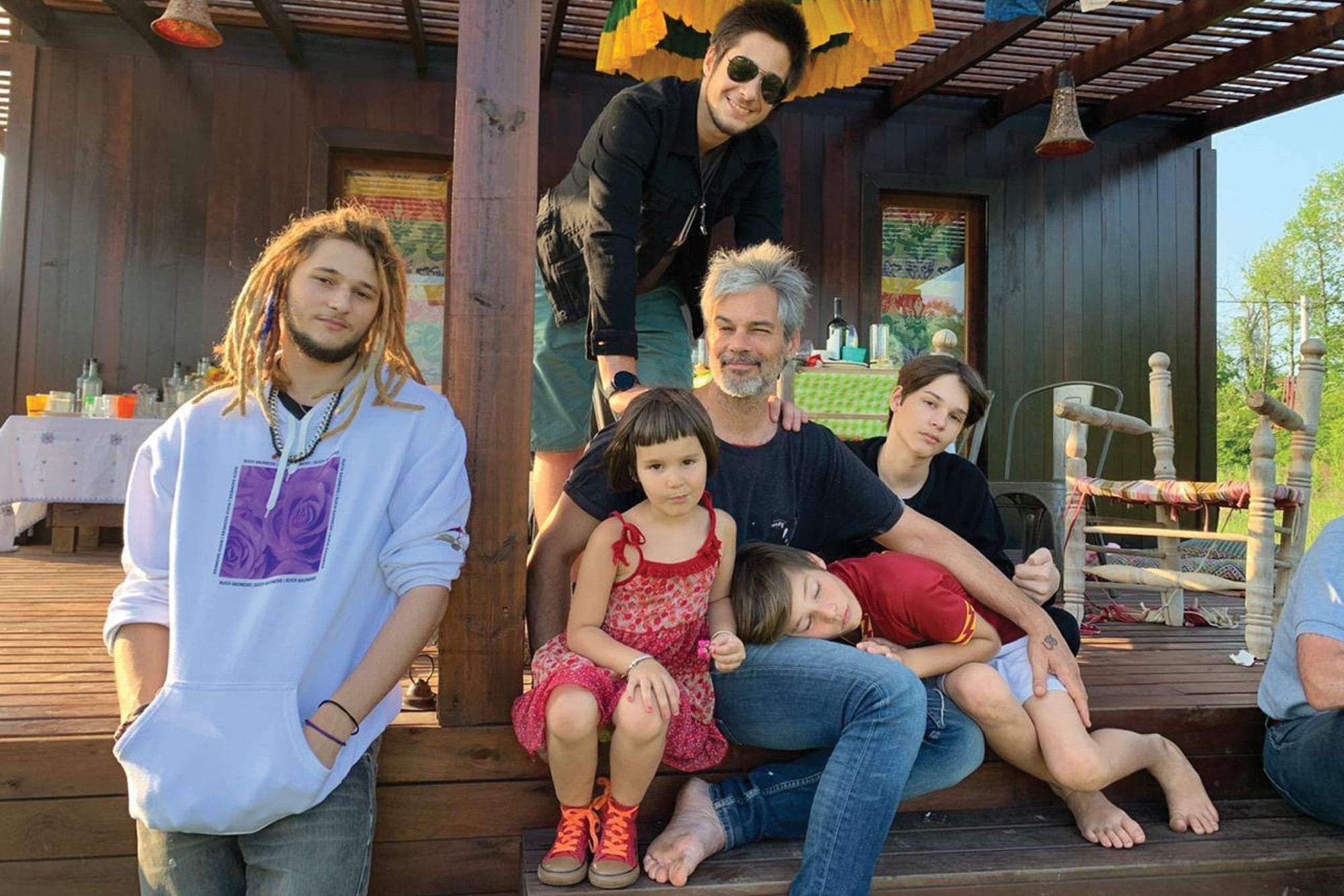 Con Valentino, Salvador, Milo, Suria e Indra, sus cinco hijos, en una foto tomada en la galería de su casa hace un par de años