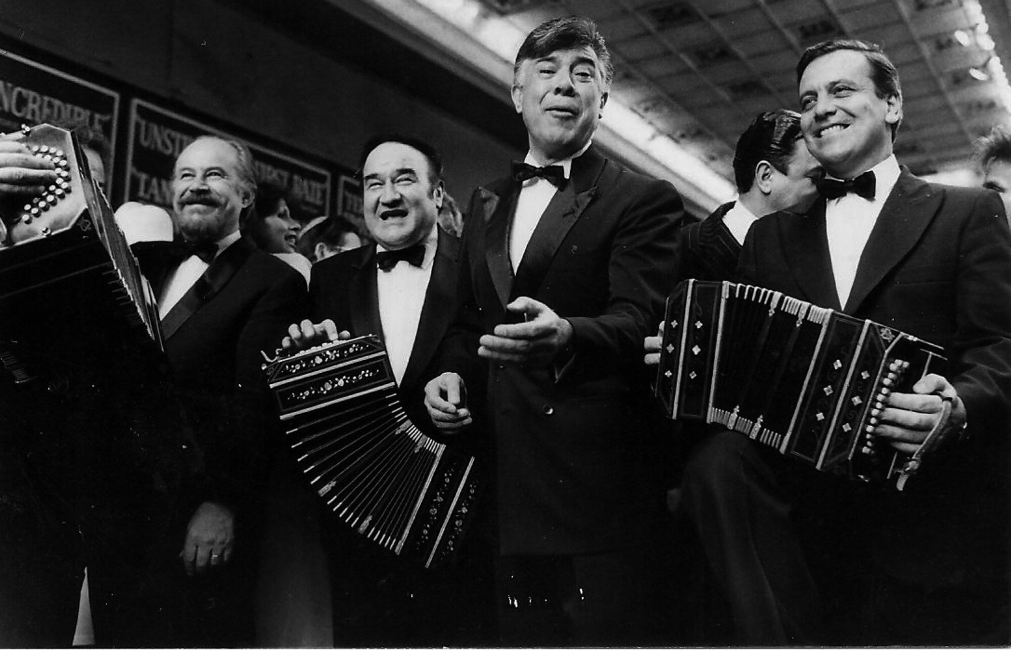 Noche porteña, bandoneones, Lavié en plena pose tanguera