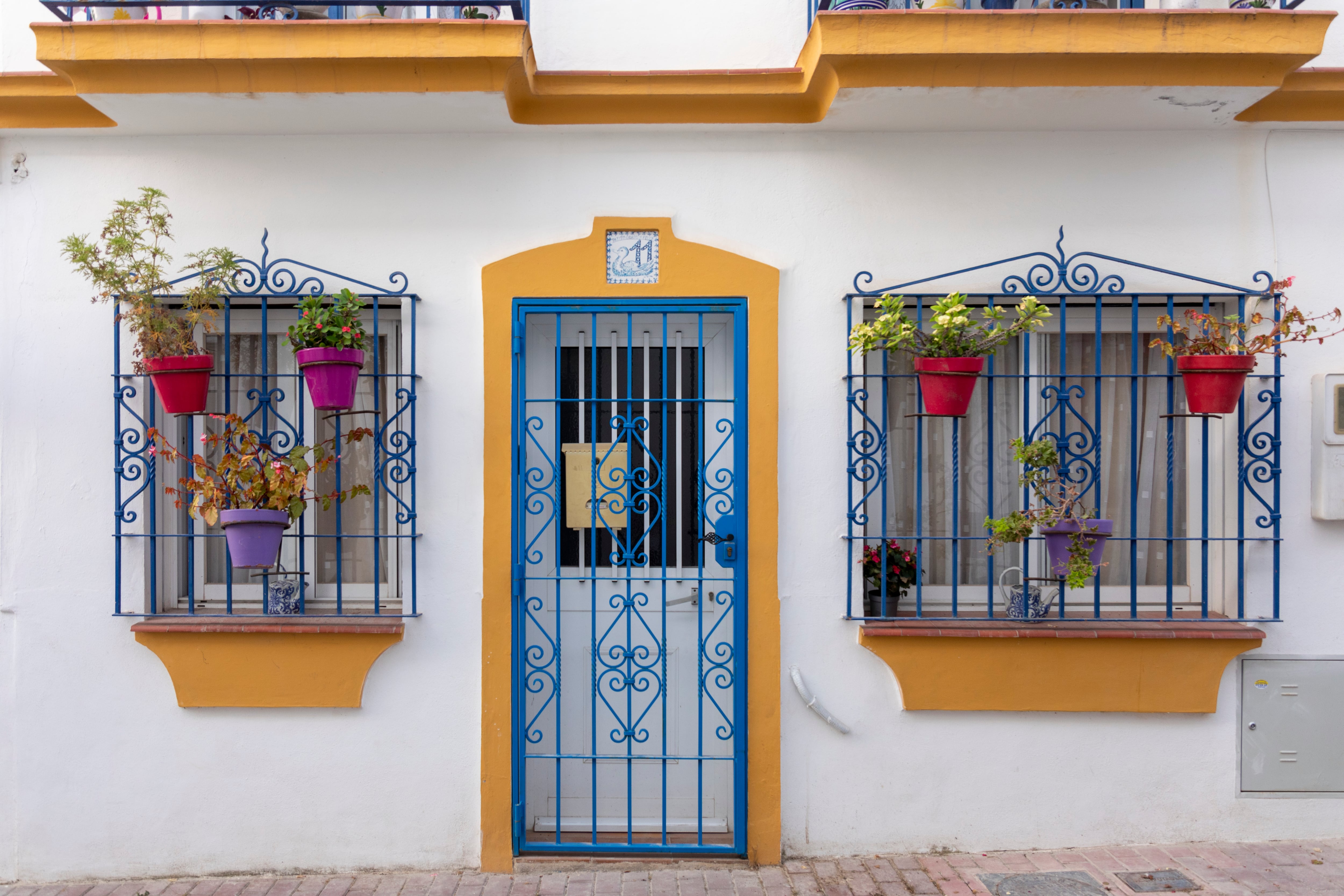 Las macetas y flores son una constante en las fachadas coloridas