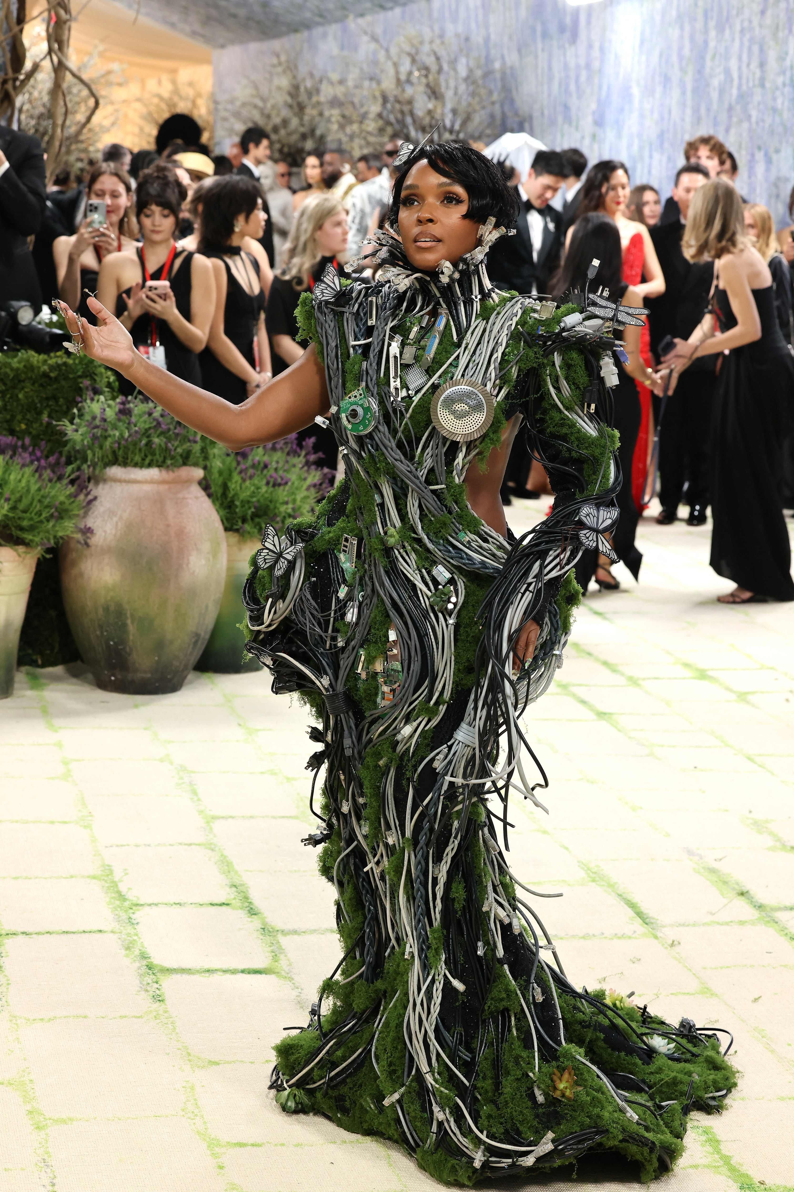 Janelle Monáe combina tecnología y naturaleza en esta pieza que remata con una mariposa en la cabeza