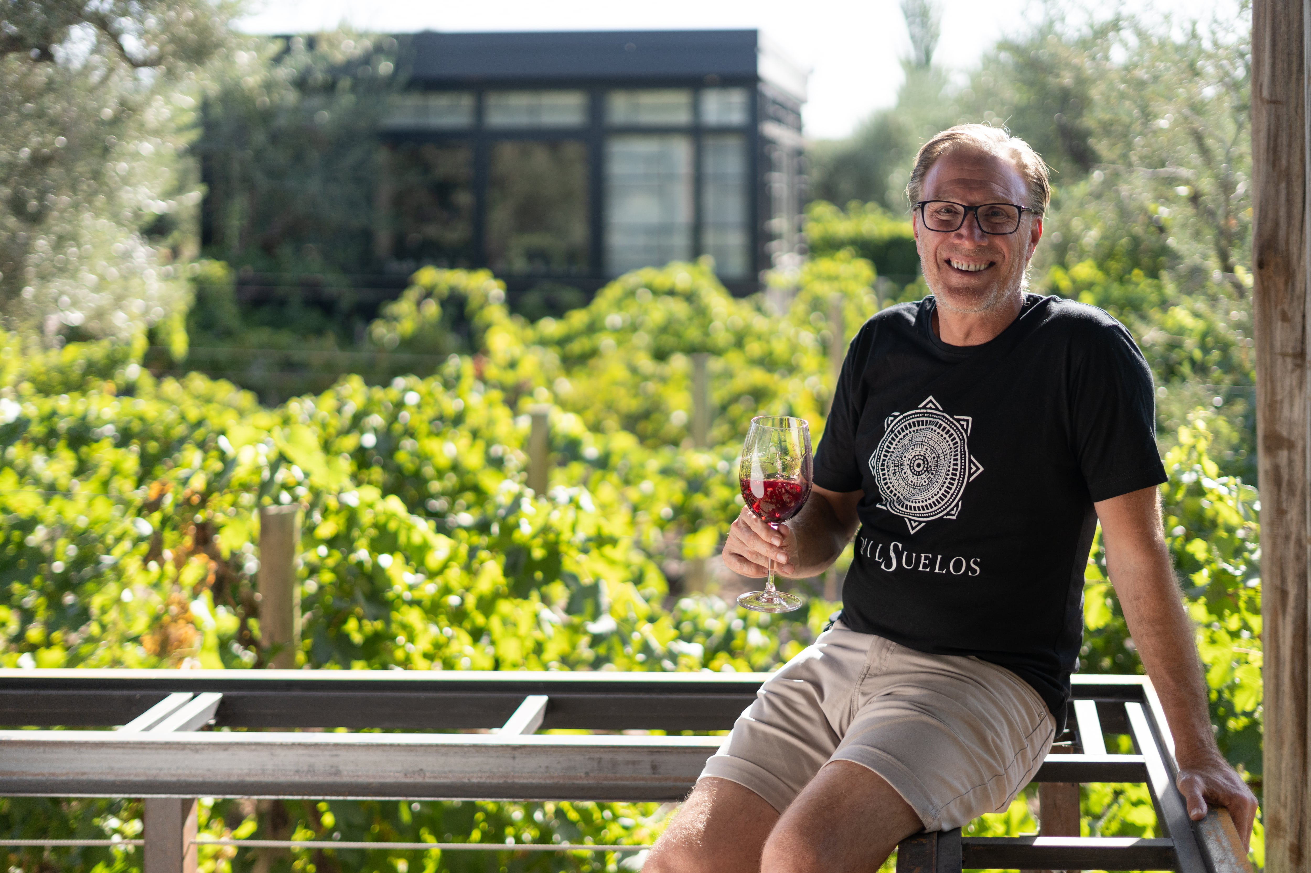 Jeff Mausbach es una de las figuras del vino argentino y uno de los dueños de la bodega Mil suelos.