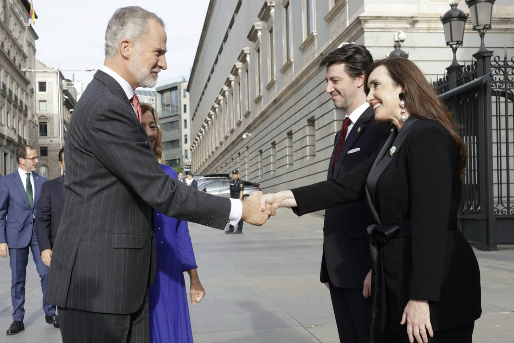 La vicepresidente Victoria Villarruel saluda al rey de España, Felipe VI