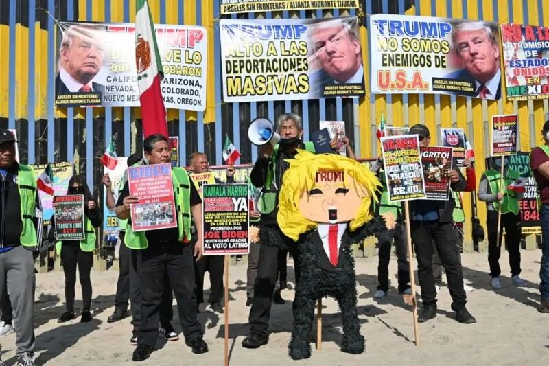 Migrantes y activistas protestan en la frontera entre México y EE.UU. contra las deportaciones masivas.