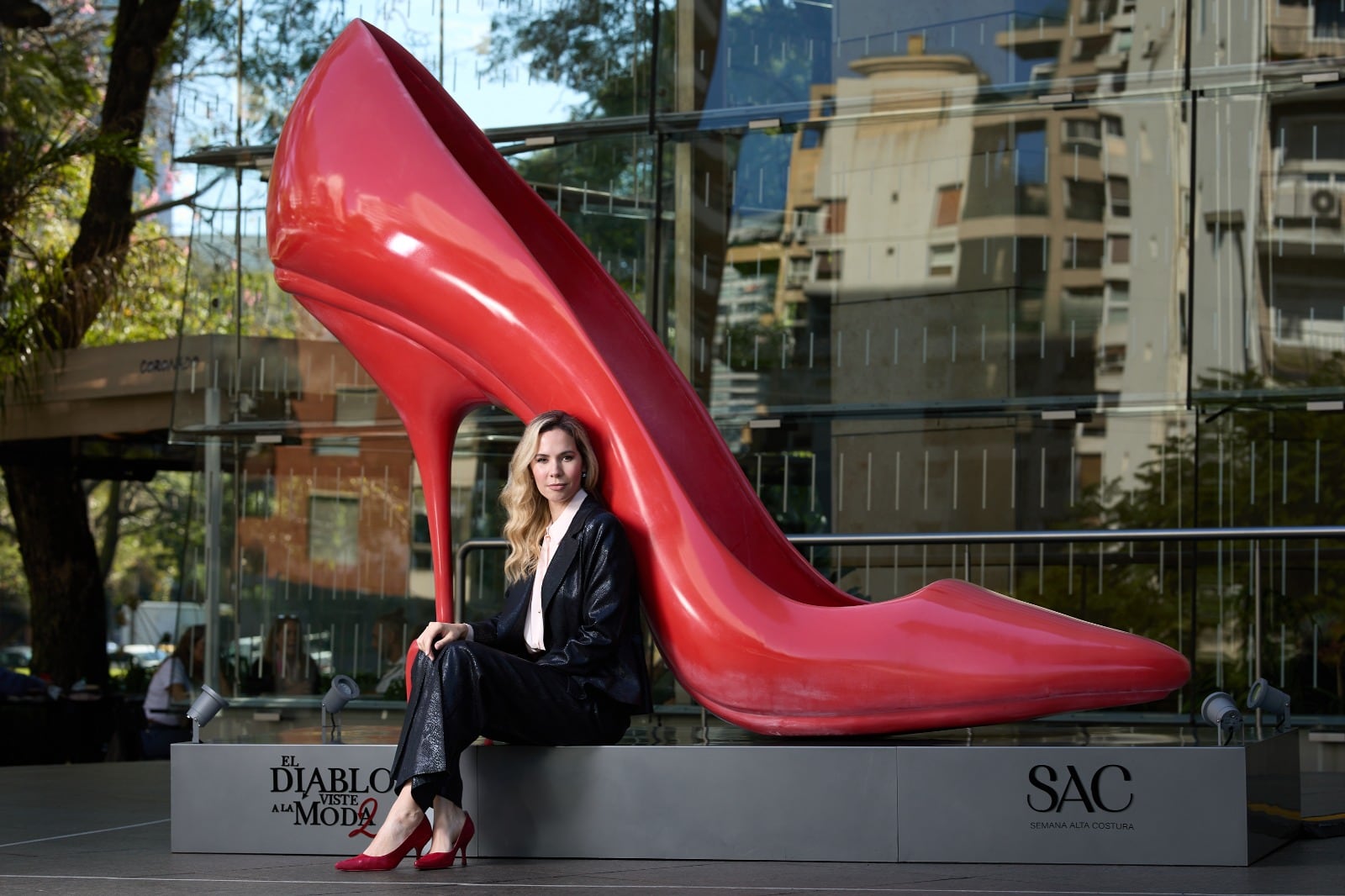 Elina Costantini presenta la avant premiere de “El diablo viste a la moda 2″