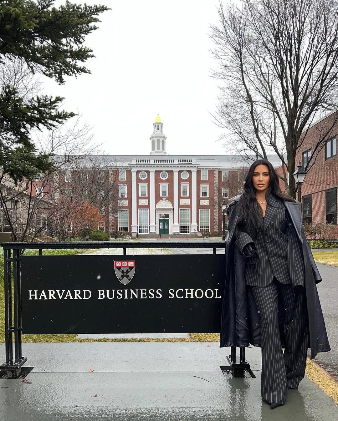 Kim Kardashian también incursiona en el mundo de los negocios, con su marca Skms