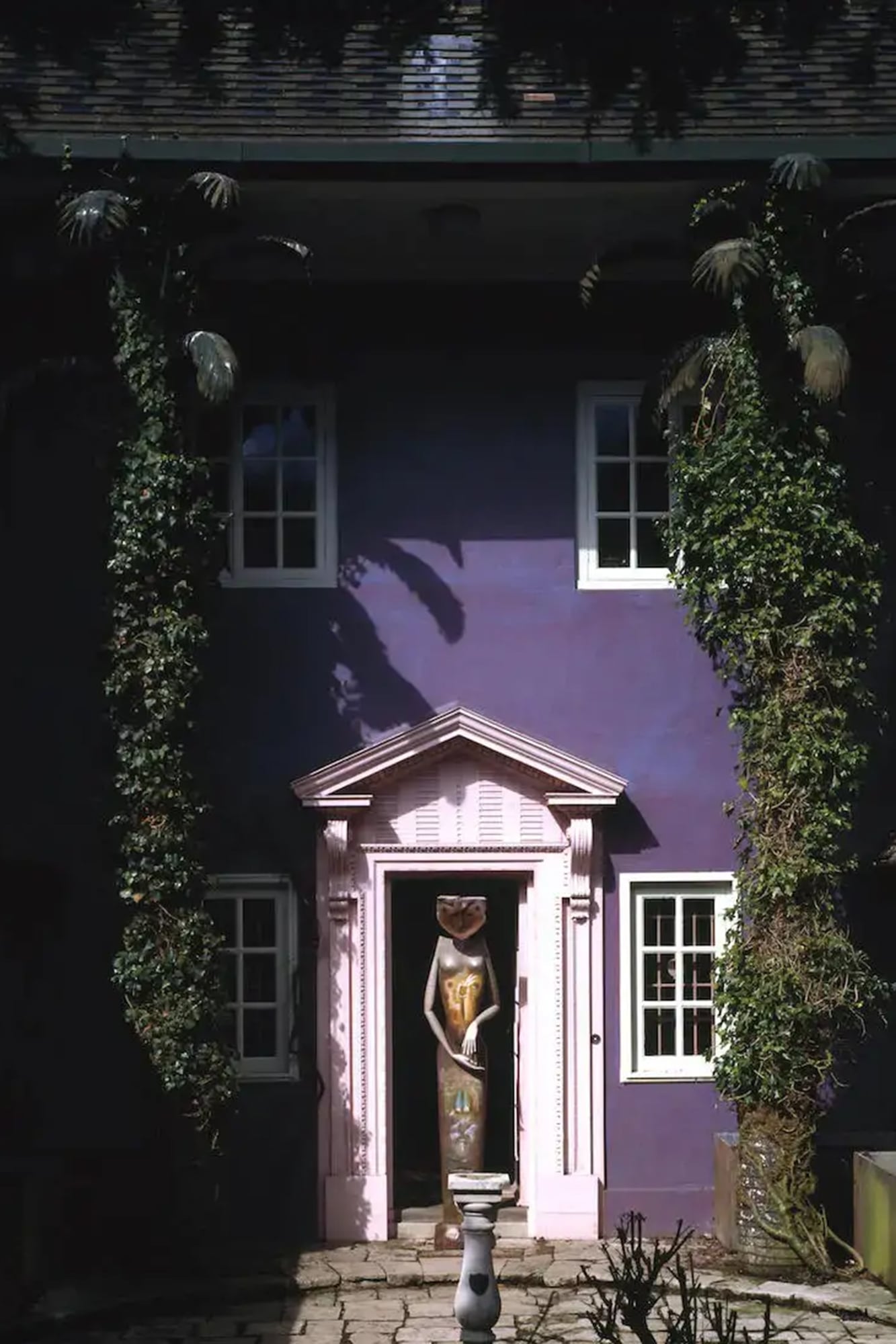 Una escultura en una de las entradas de la casa