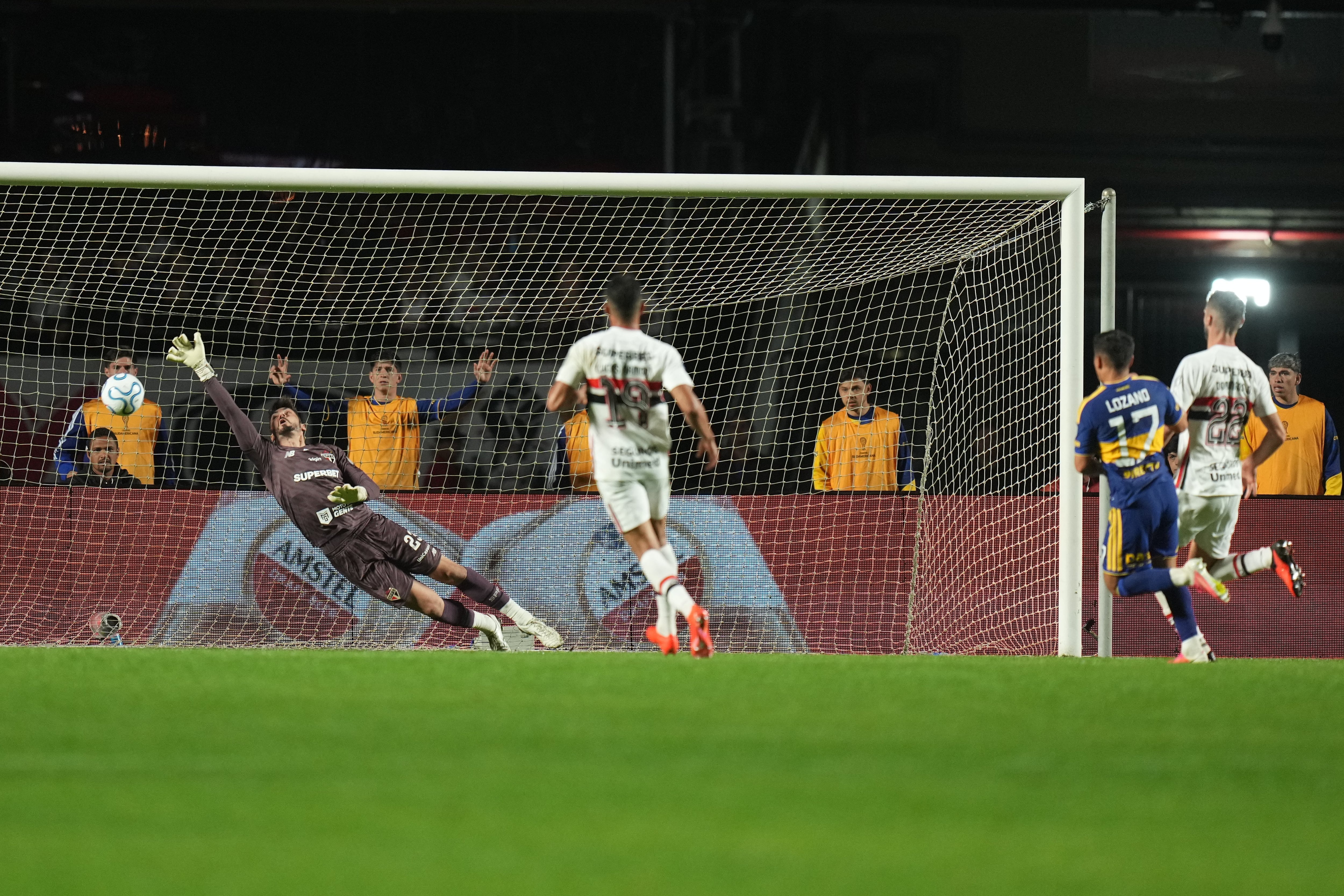 Leandro Lozano cortó la cancha de derecha hacia el centro y sacó un zurdazo fuerte para vencer a Rafael